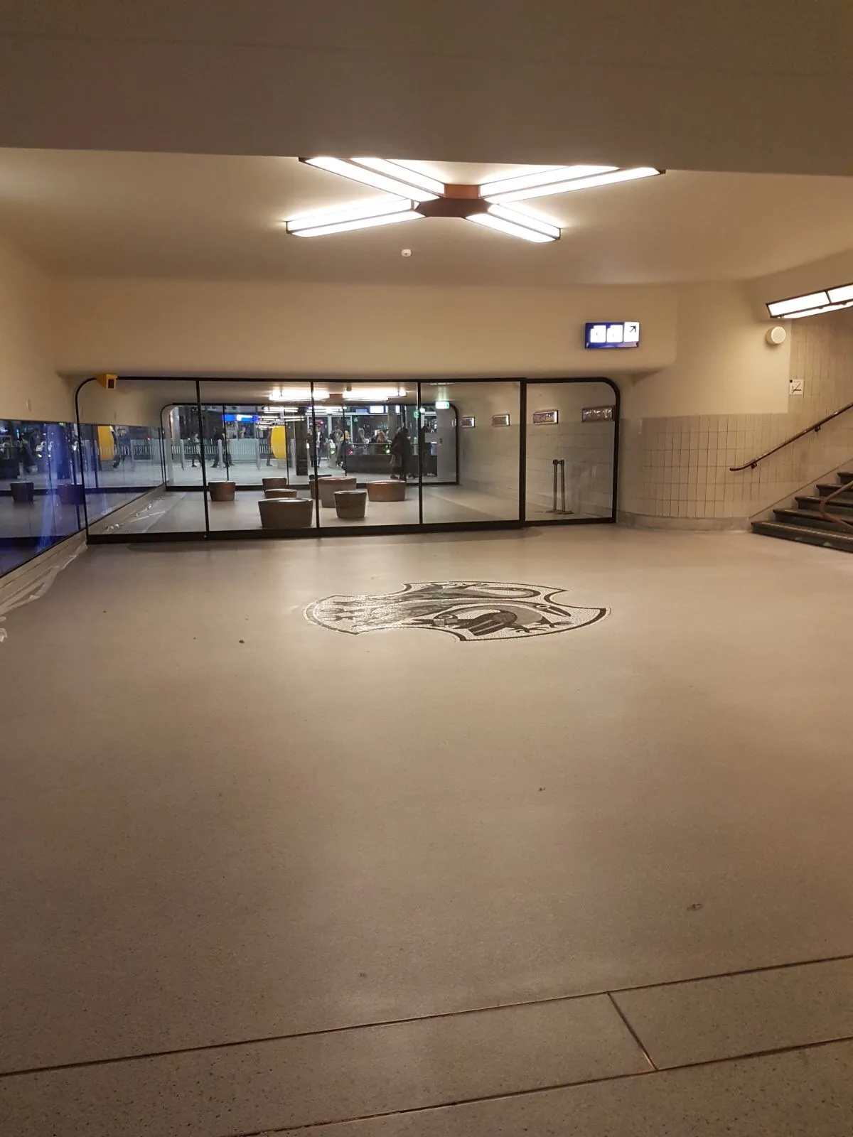 Terrazzovloer met stadswapen in station eindhoven, detail 1