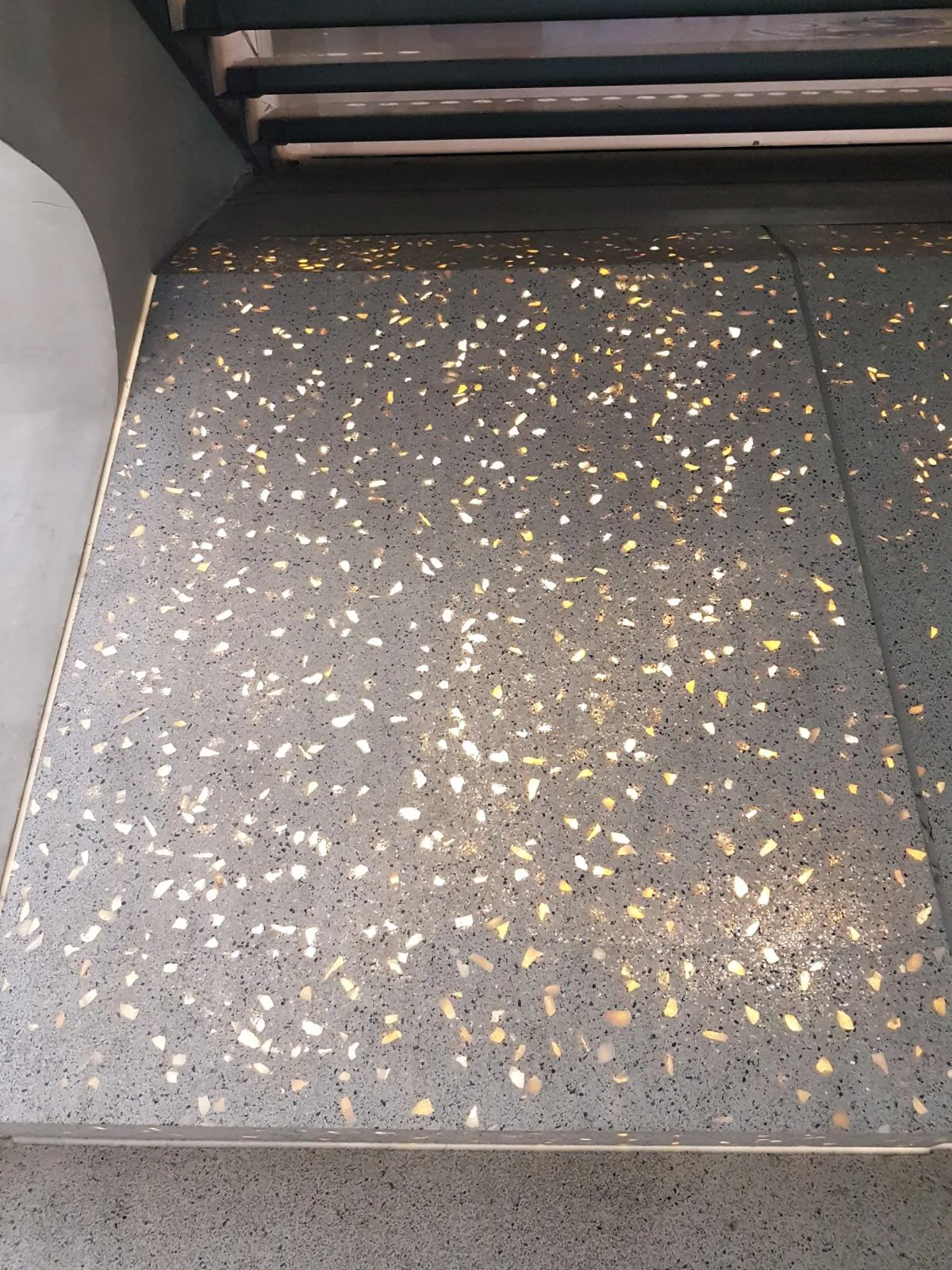 Terrazzovloer met stadswapen in station eindhoven, detail 2