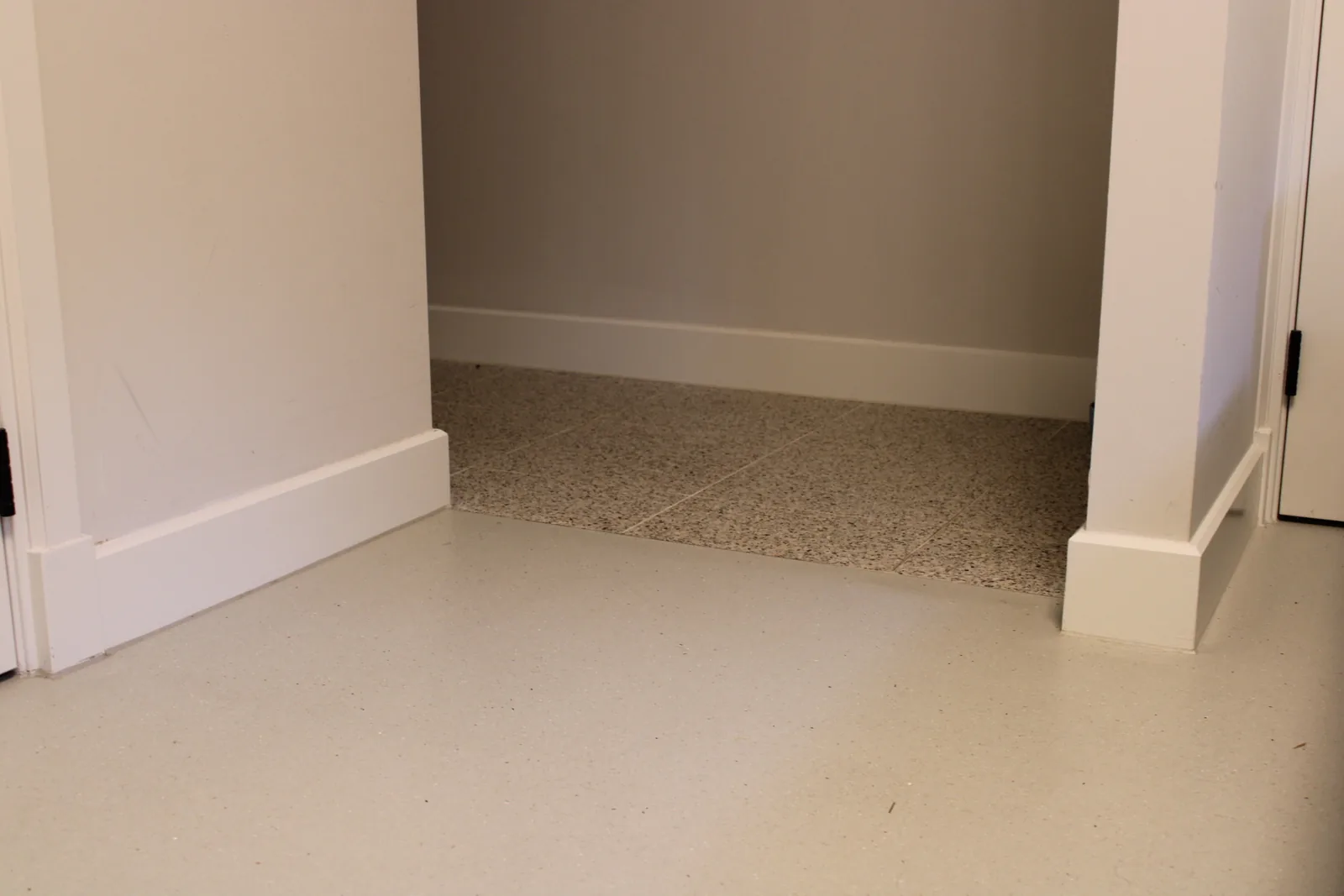 Overgang van Superbase Gusto Fino terrazzo naar een egale gietvloer