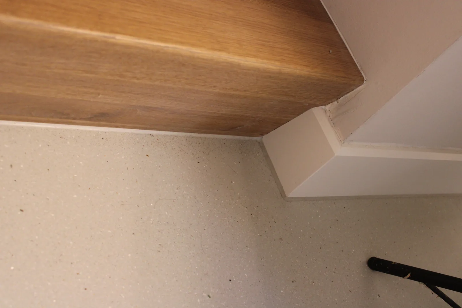 Superbase gietvloer bij de onderste trede van een houten trap