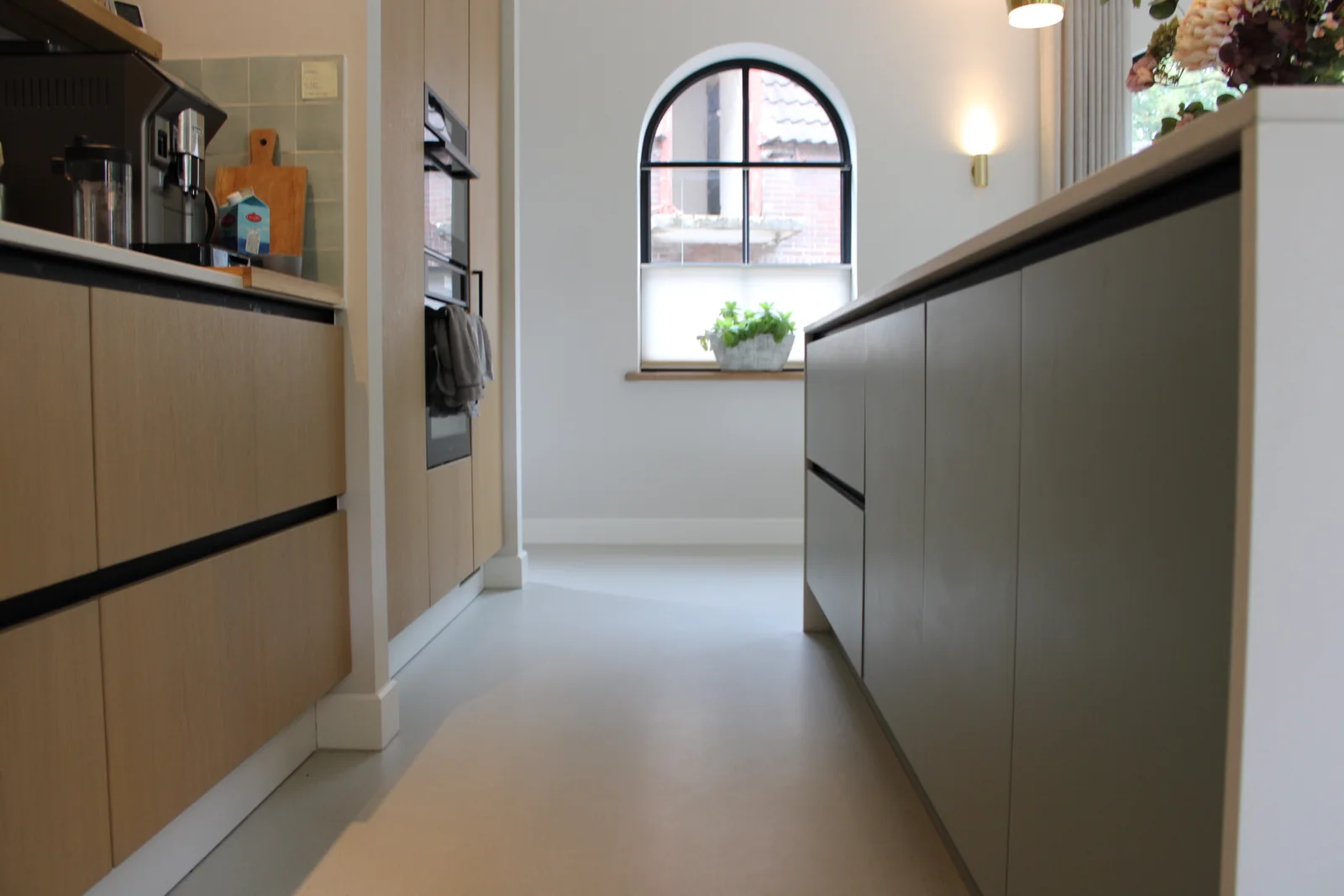 Superbase Gusto Fino en Mezzo minerale gietvloer in een woning met keuken, hal en trap