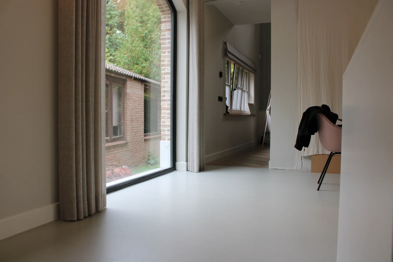 Superbase Gusto Fino en Mezzo minerale gietvloer in een woning met keuken, hal en trap, foto 2