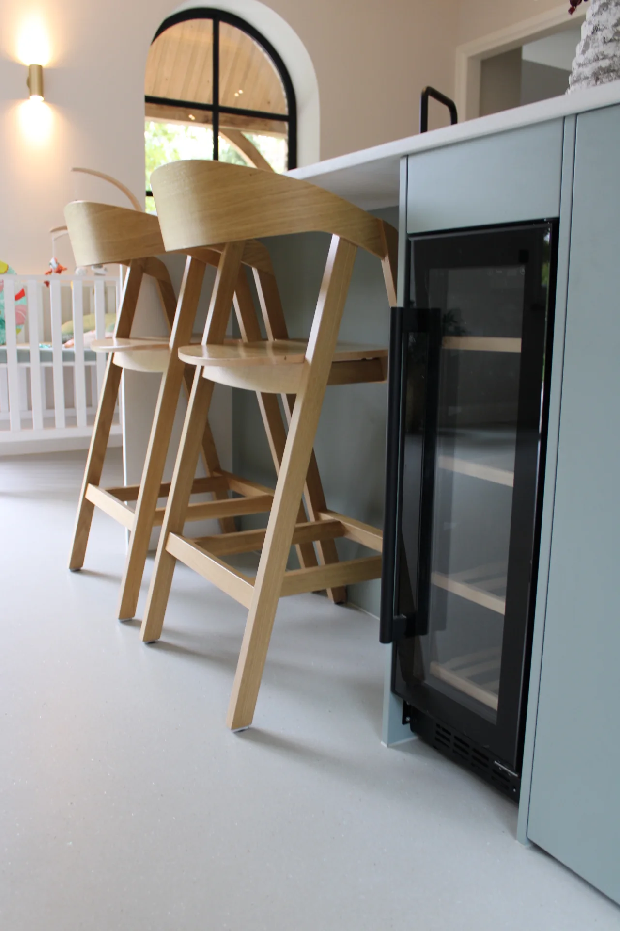 Superbase Gusto Fino en Mezzo minerale gietvloer in een woning met keuken, hal en trap, foto 3