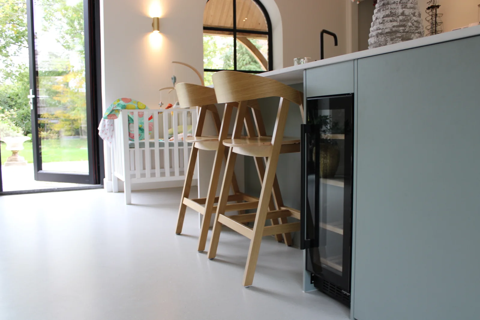 Superbase Gusto Fino en Mezzo minerale gietvloer in een woning met keuken, hal en trap, foto 4