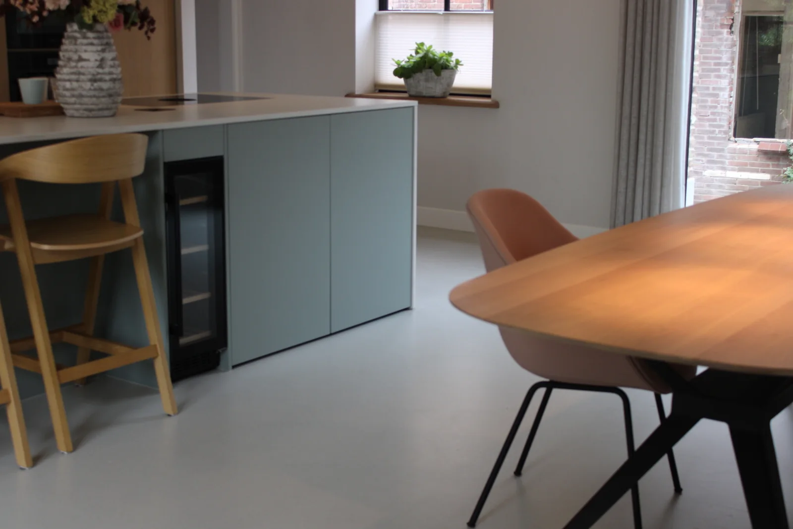 Superbase Gusto Fino en Mezzo minerale gietvloer in een woning met keuken, hal en trap, foto 6