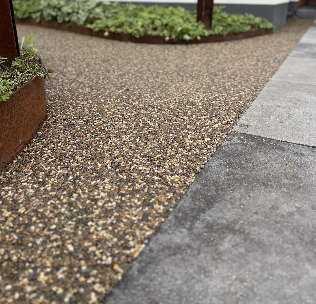 Terradec grindvloer bij een terras met natuursteen tegels
