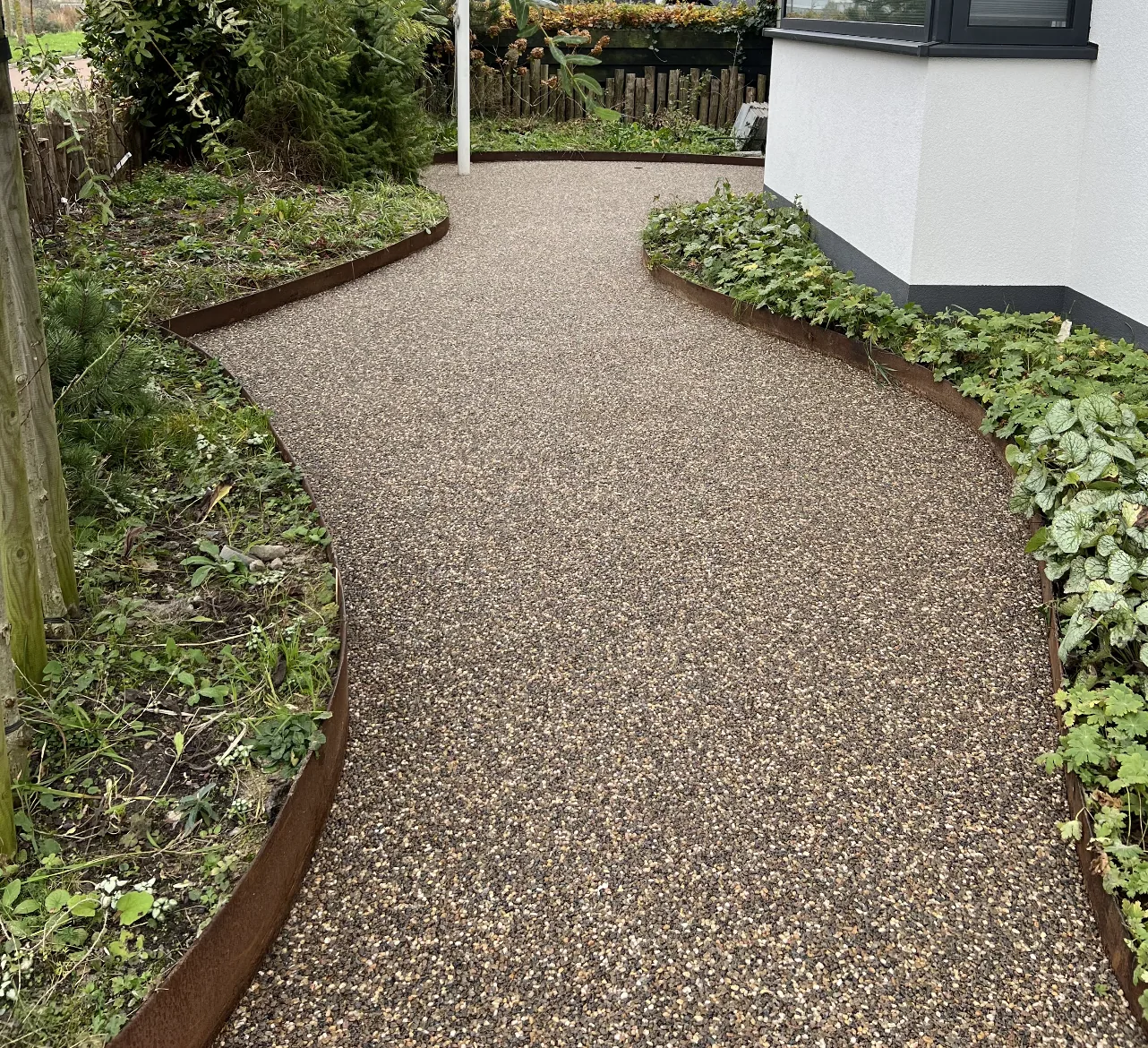Terradec grindvloer als tuinpad tussen cortenstalen borders