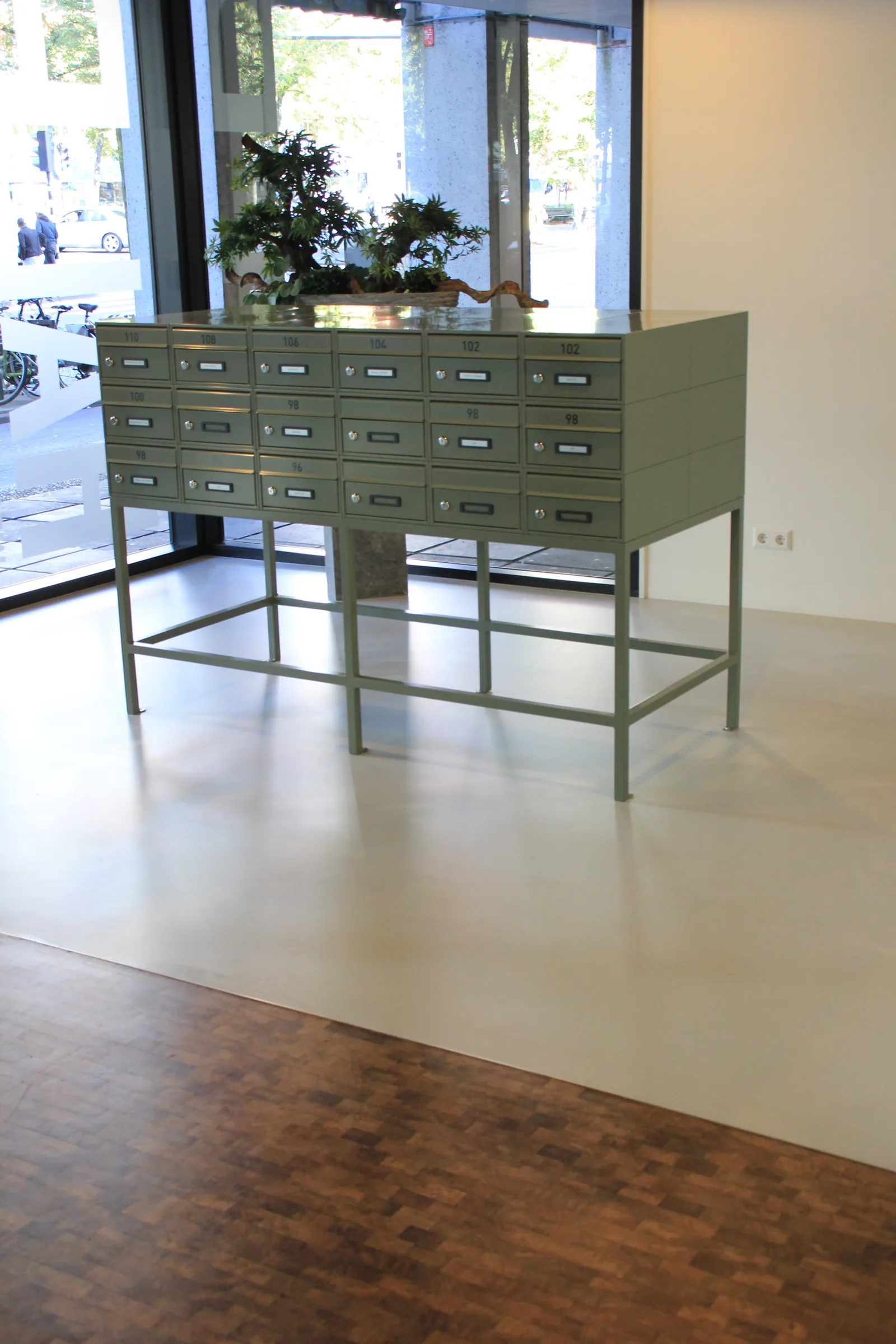 Witte comforpur 660 uni gietvloer in het tornico gebouw aan de blaak, detail 2