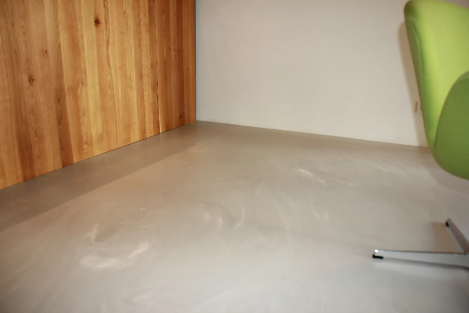 Witte comforpur 660 uni gietvloer in het tornico gebouw aan de blaak, detail 4