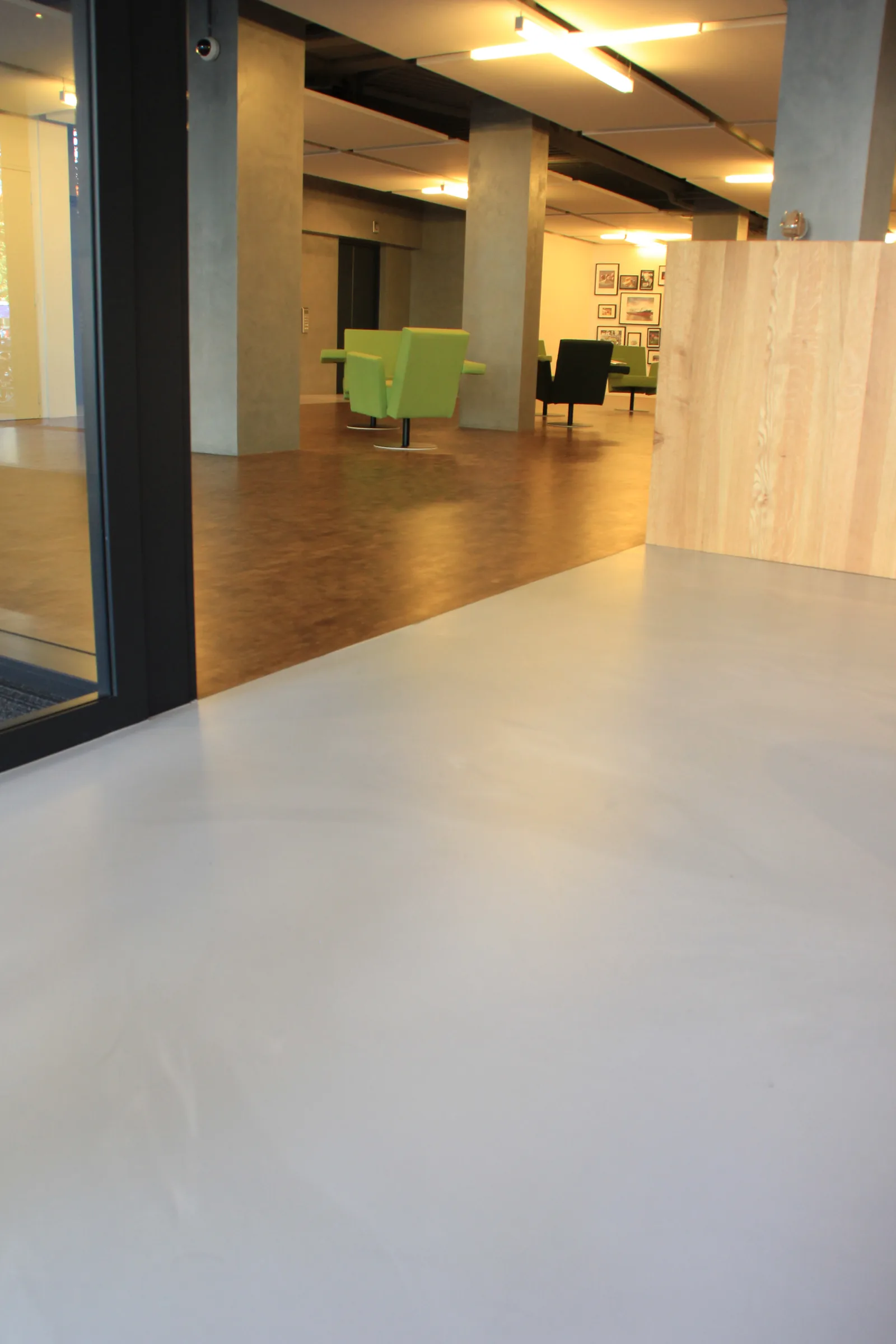 Witte comforpur 660 uni gietvloer in het tornico gebouw aan de blaak, detail 5