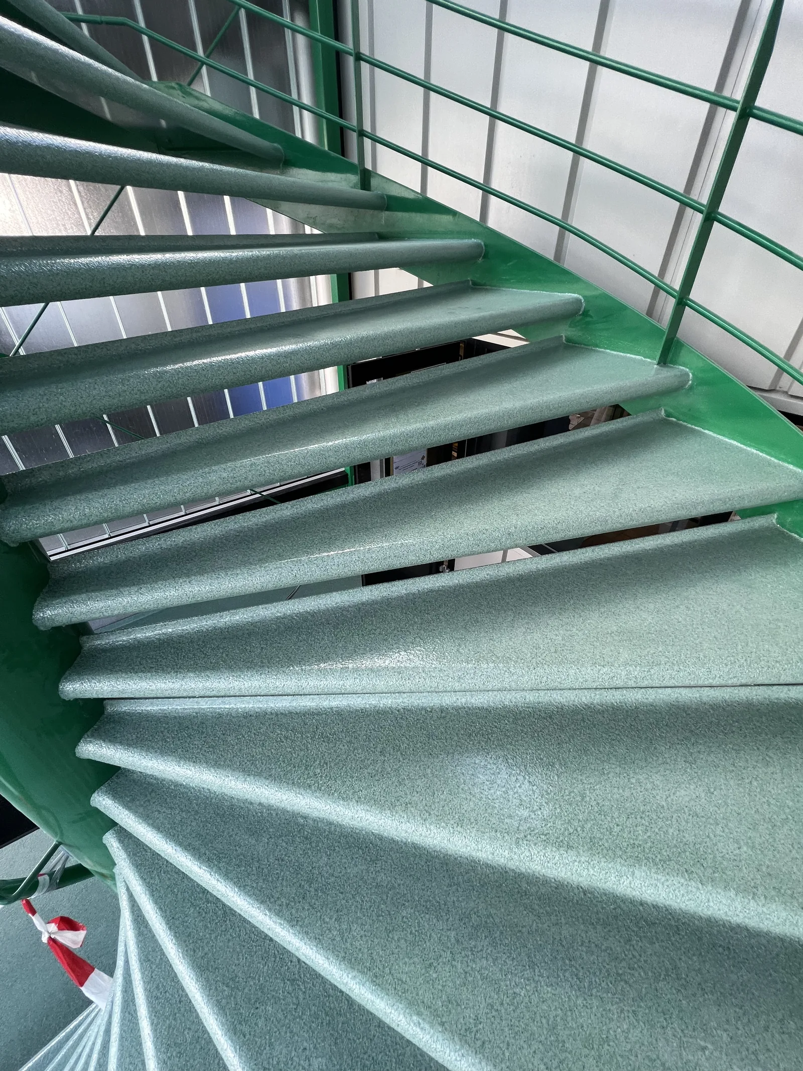 Completec qcf op de wenteltrap in het trappenhuis van tuinderij vers, detail 2