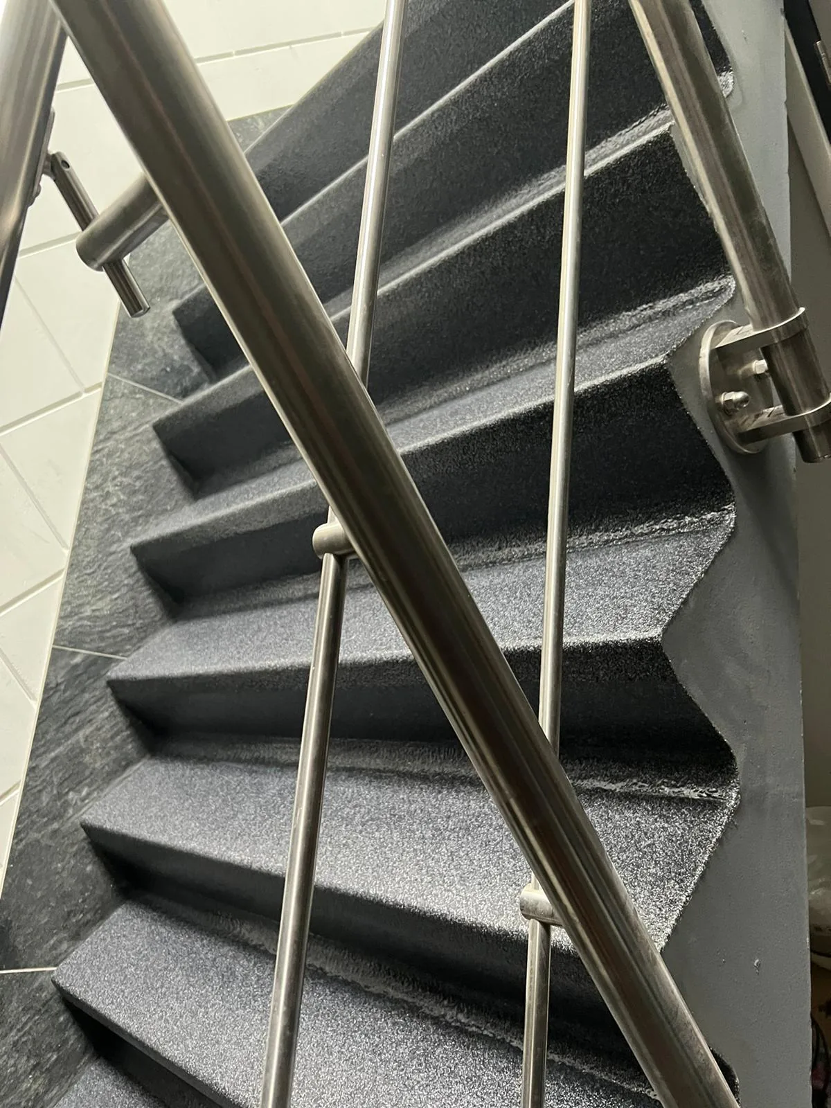 Completec qcf fast op de trap in het trappenhuis van van der valk utrecht, detail 2