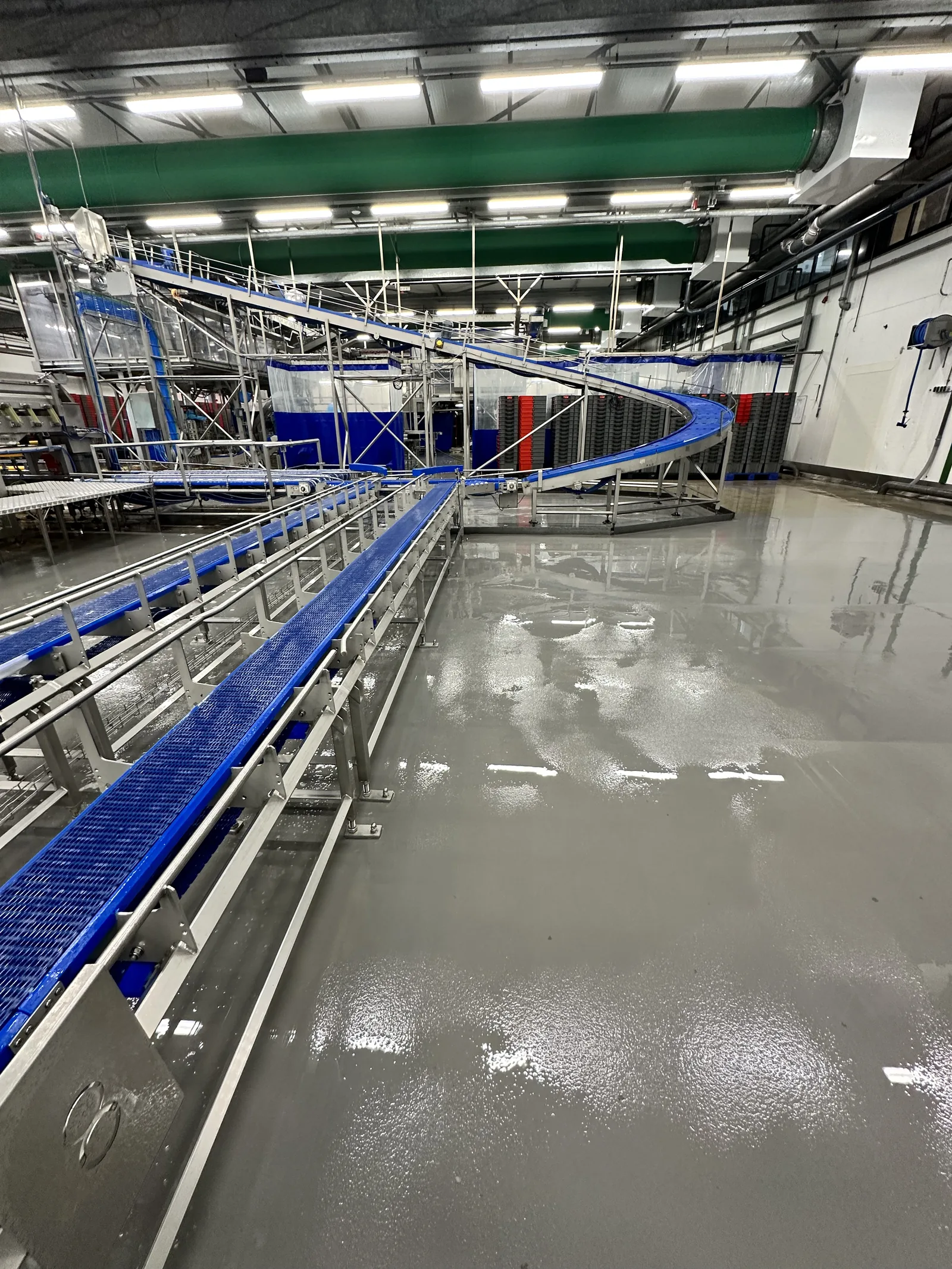 Ucrete bc4 dp10 polyurethaanbetonvloer in de productiehal van tuinderij vers