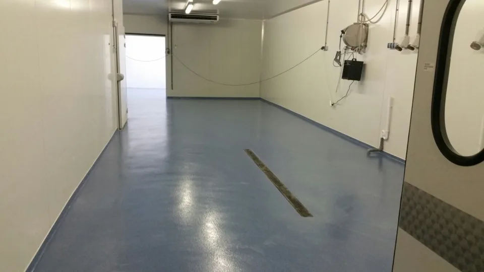 Blauwgrijze Sika Ucrete BC6 DP10 vloer in een gang van een voedingsbedrijf