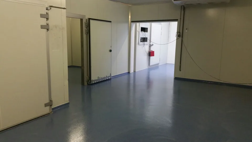 Sika Ucrete BC6 DP20 vloer in een procesruimte