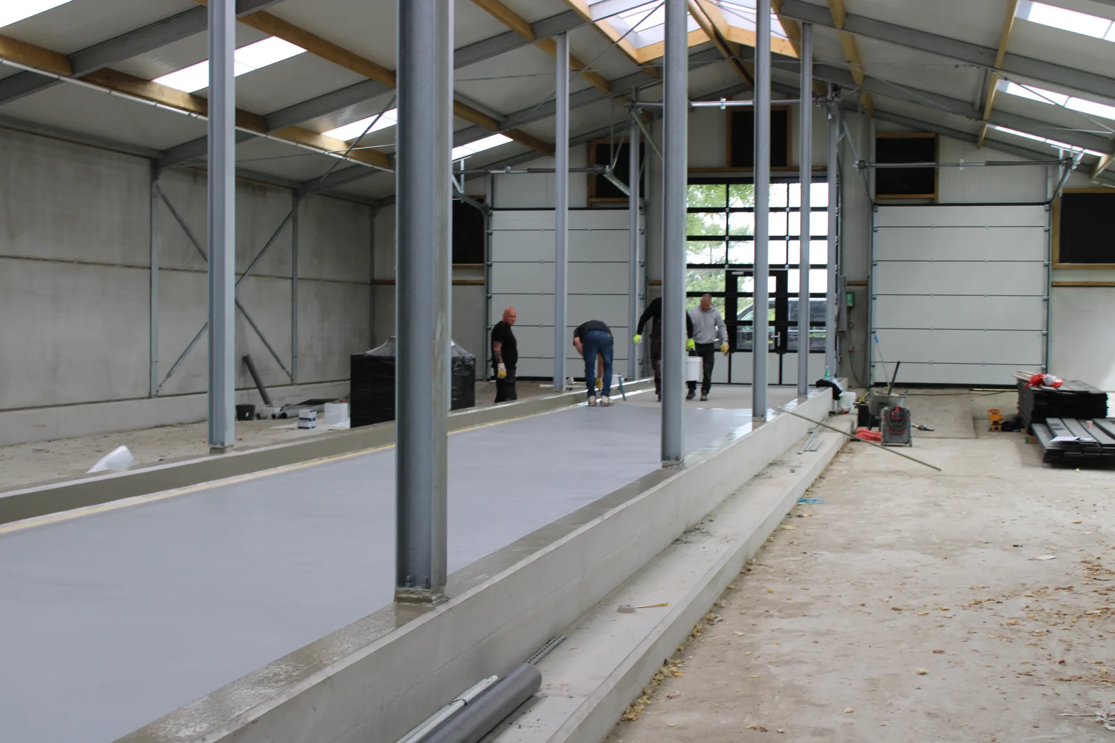 Sika Ucrete HF100 RT in een grote productiehal met stalen kolommen