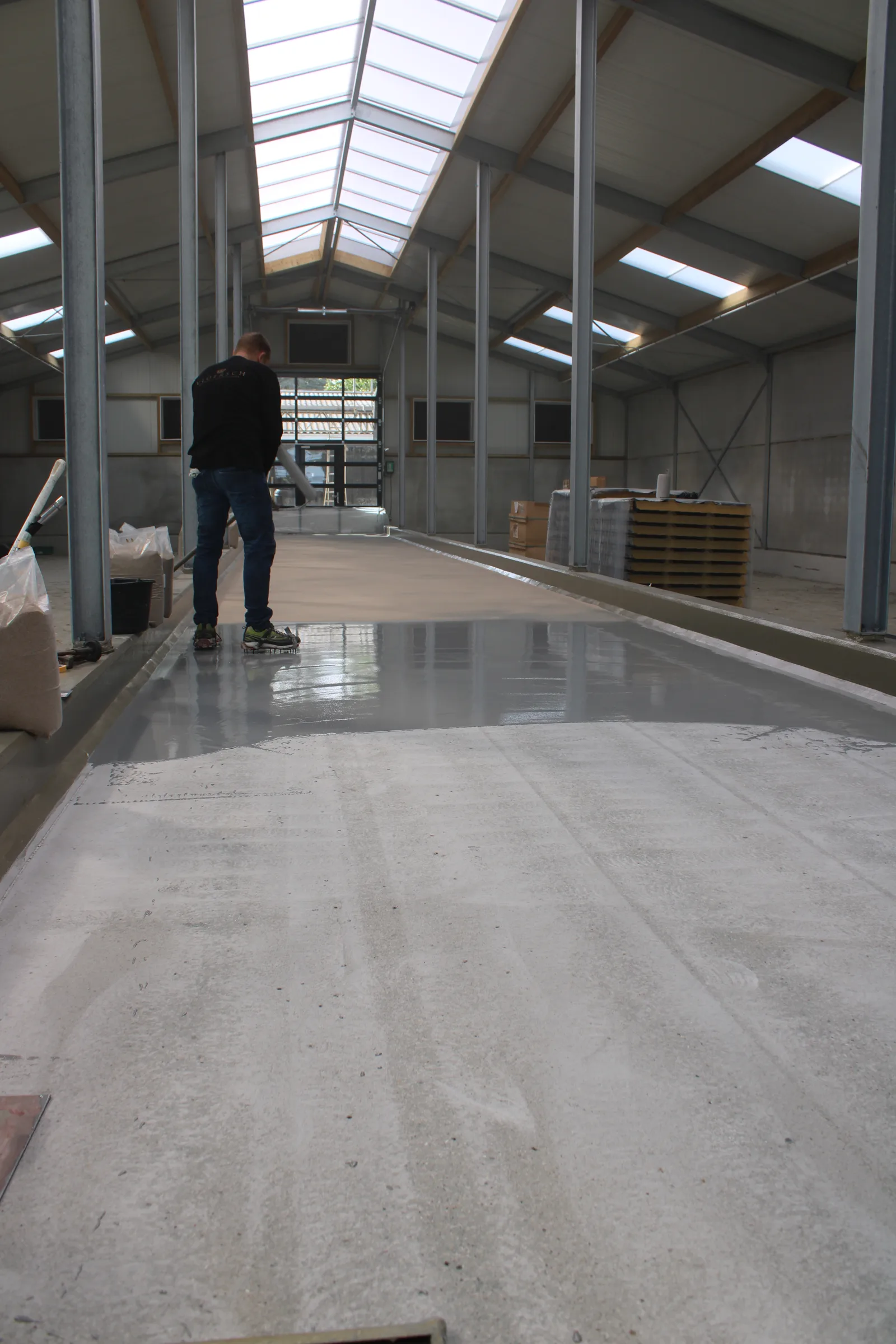 Sika Ucrete HF60 RT gegoten in een grote productiehal