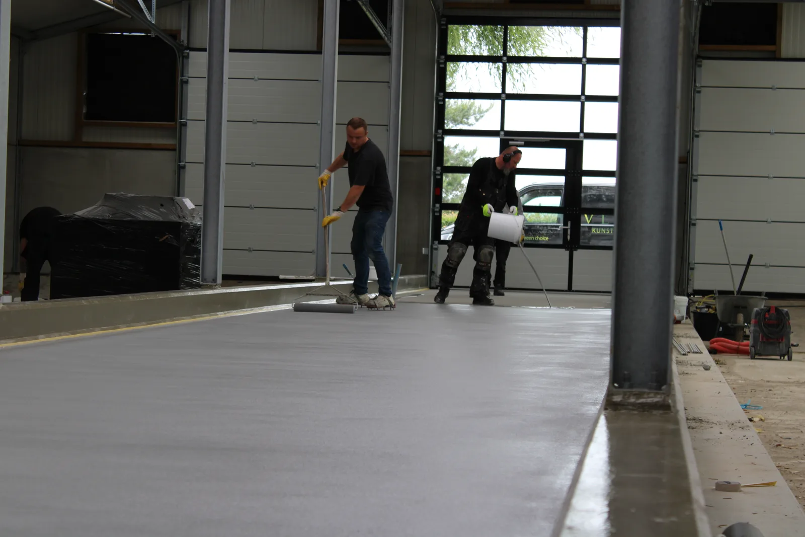 Afwerken van Sika Ucrete UD200 van 12 mm in een productiehal