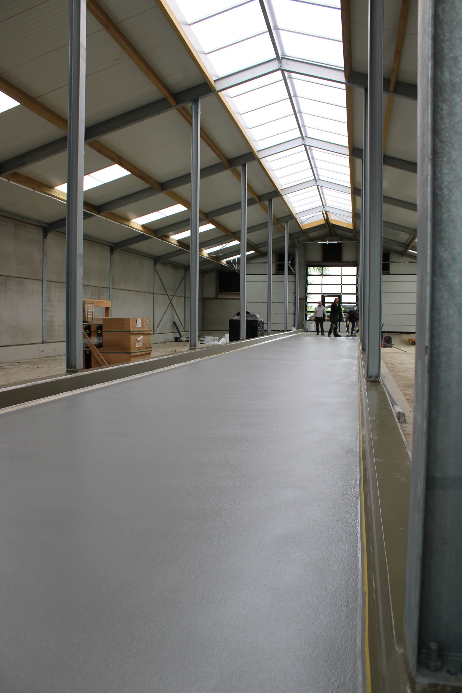 Sika Ucrete UD200 vloer van 9 mm in een productiehal