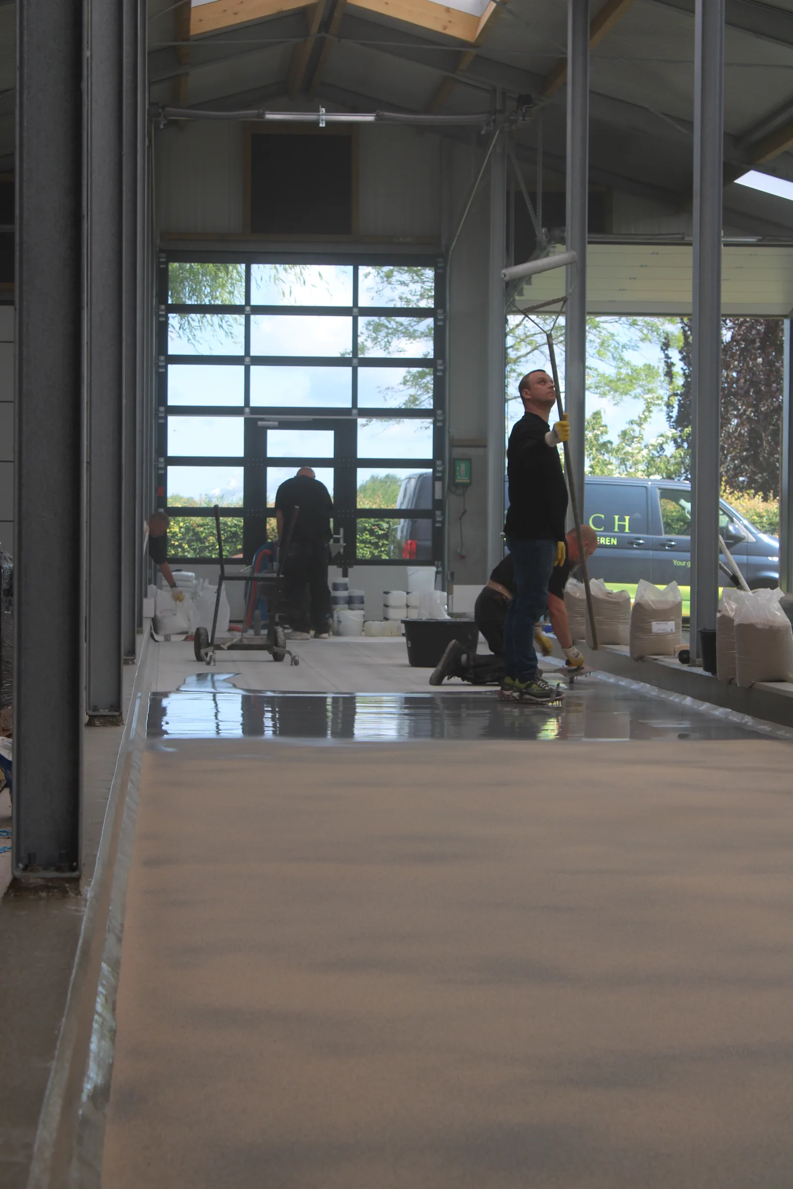 Aanbrengen van Sika Ucrete UD200 SR in een nieuwe productiehal