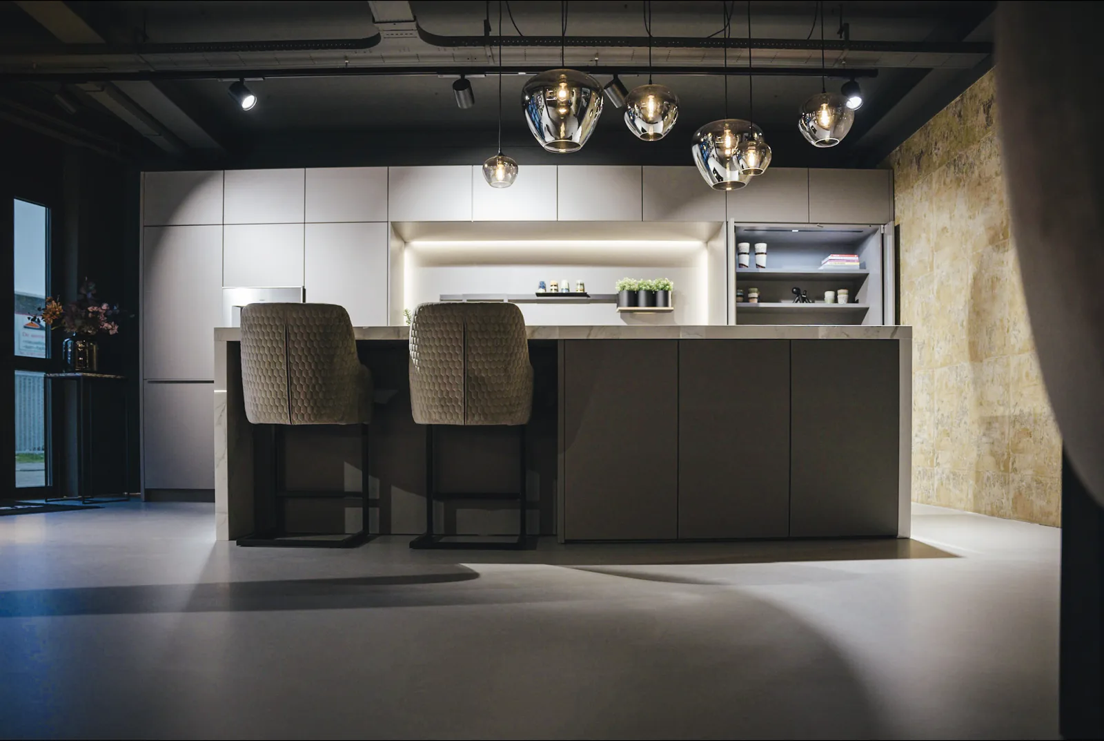 Comforpur 635 betonlook gietvloer in de keukenshowroom van van den berg in hellevoetsluis