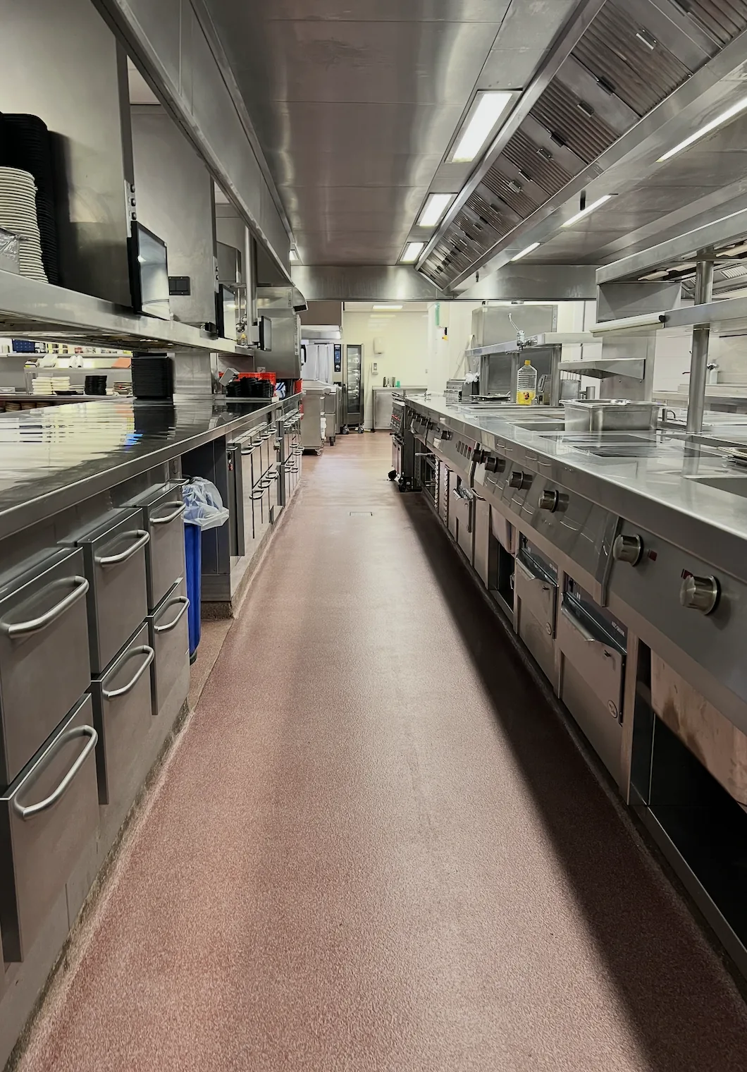 Comforcon QCF antislipvloer in rood in de grootkeuken van Van der Valk Akersloot