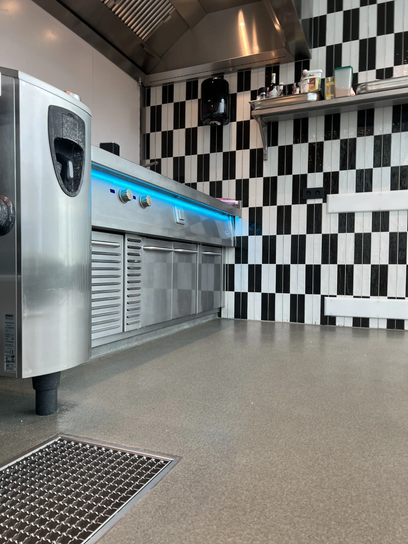 Completec qcf kwartsvloer in de keukens en het trappenhuis van van der valk amsterdam zuidas