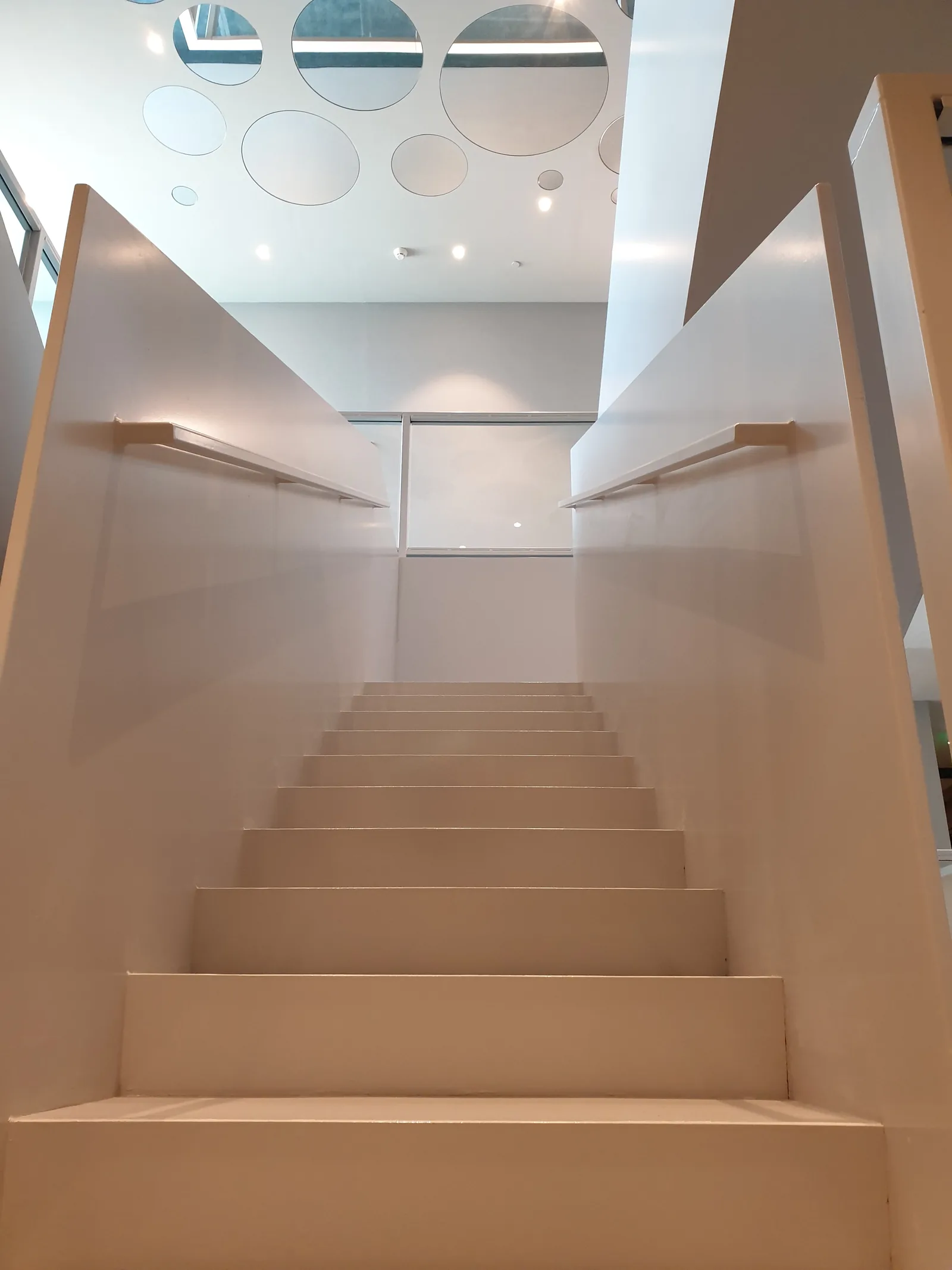 Completec qcf kwartsvloer in de keukens en het trappenhuis van van der valk amsterdam zuidas, detail 1