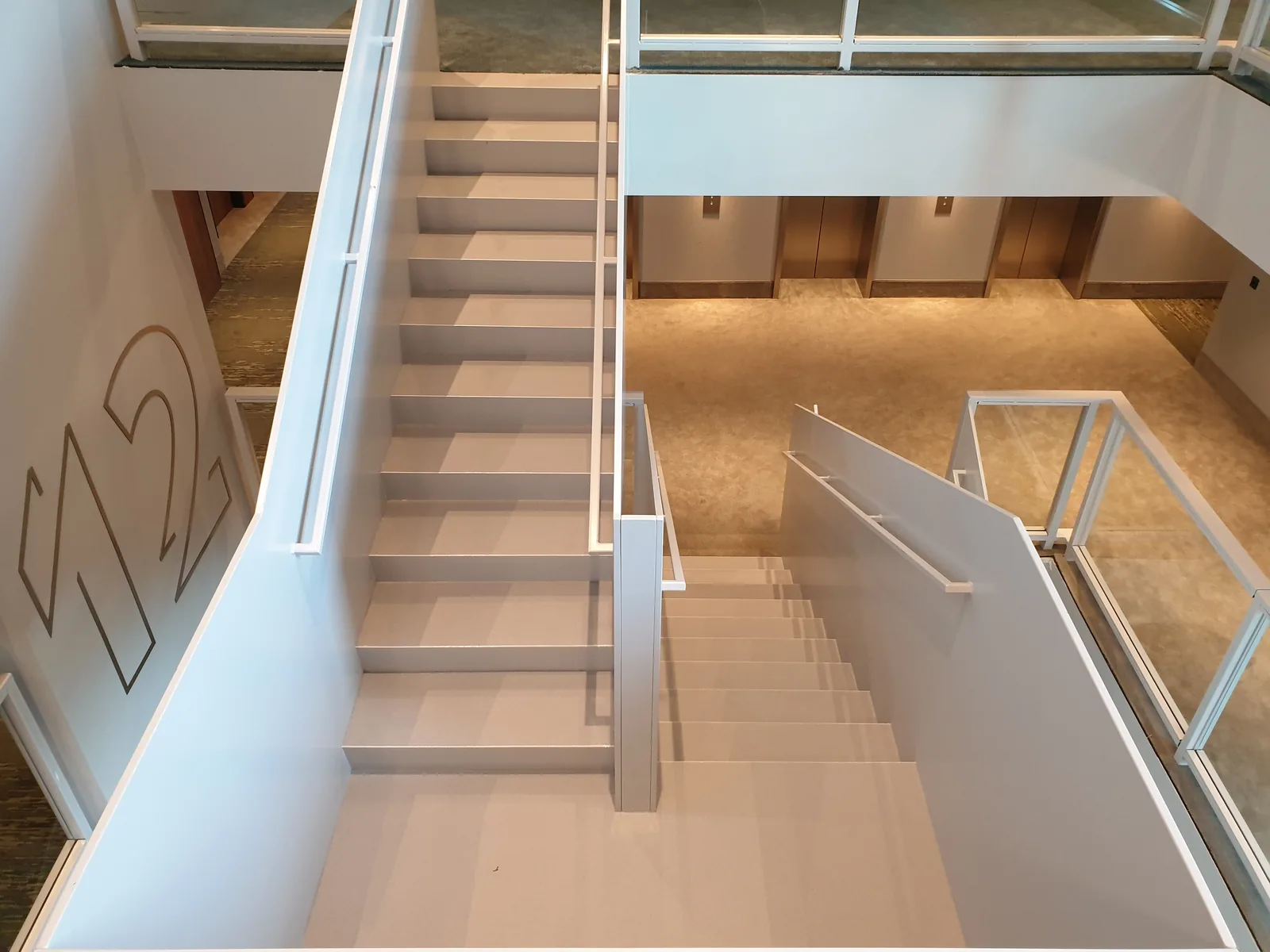 Completec qcf kwartsvloer in de keukens en het trappenhuis van van der valk amsterdam zuidas, detail 2