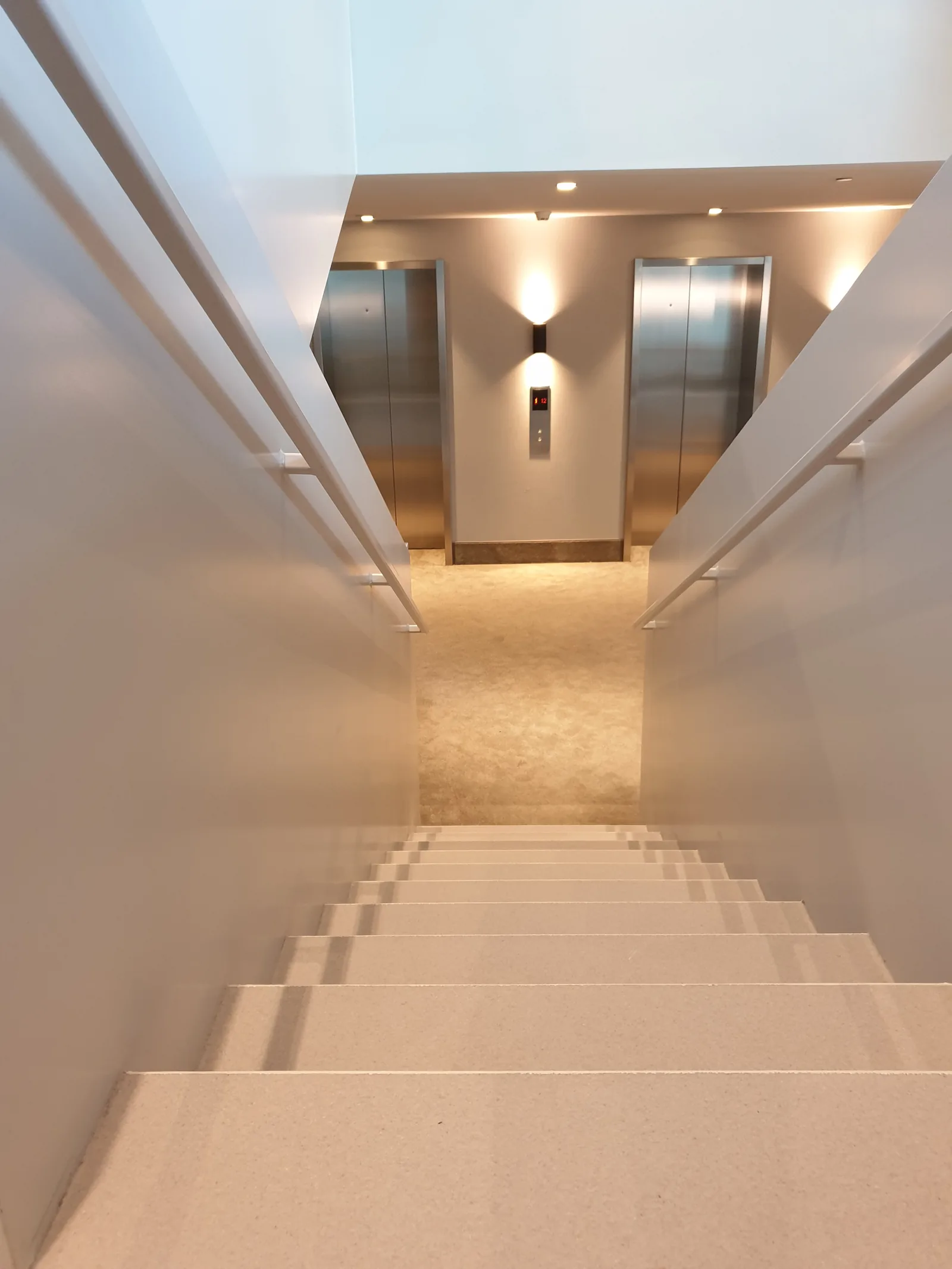 Completec qcf kwartsvloer in de keukens en het trappenhuis van van der valk amsterdam zuidas, detail 3