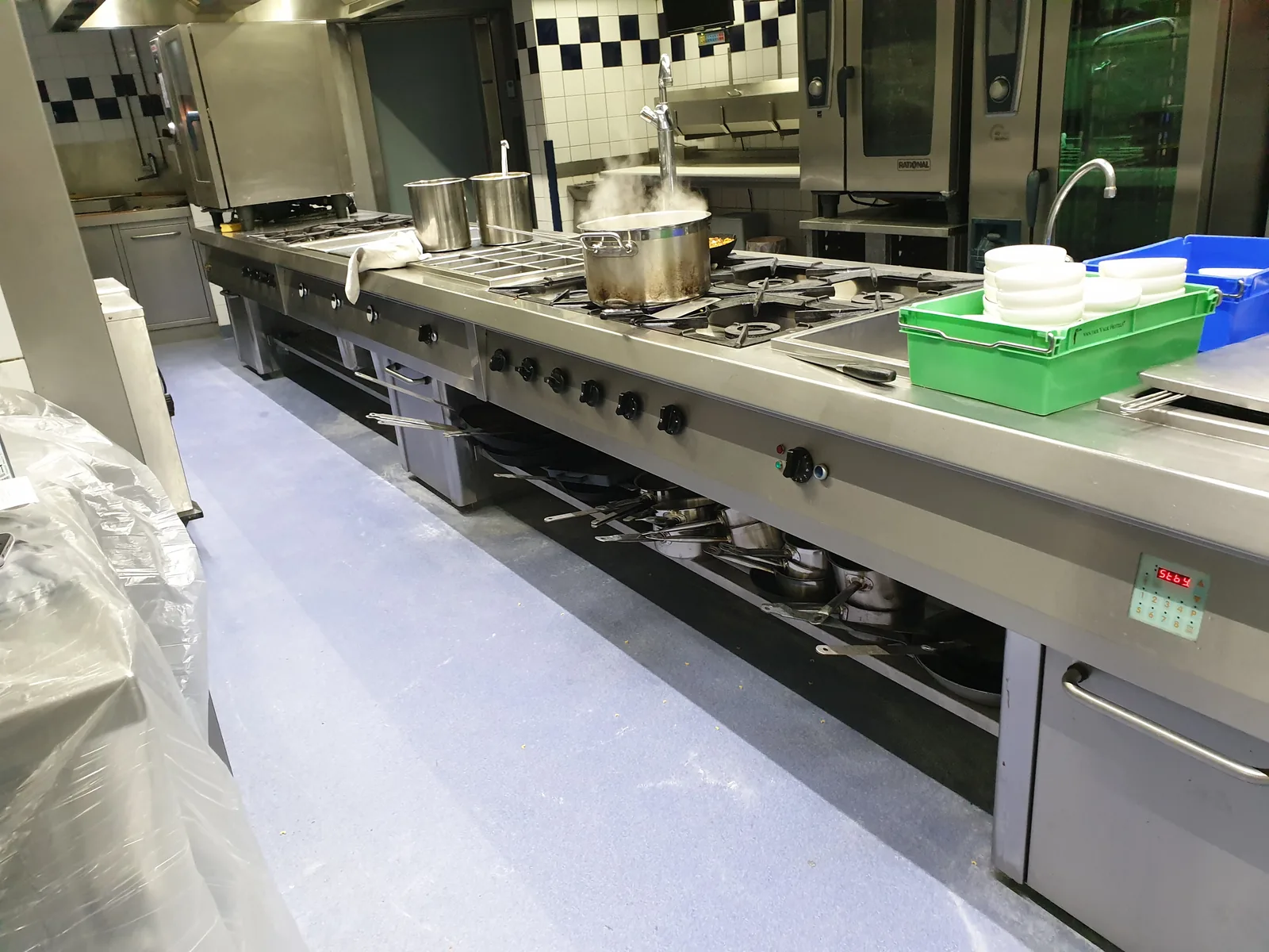 Completec qcf kwartsvloer in de grootkeuken van van der valk breda