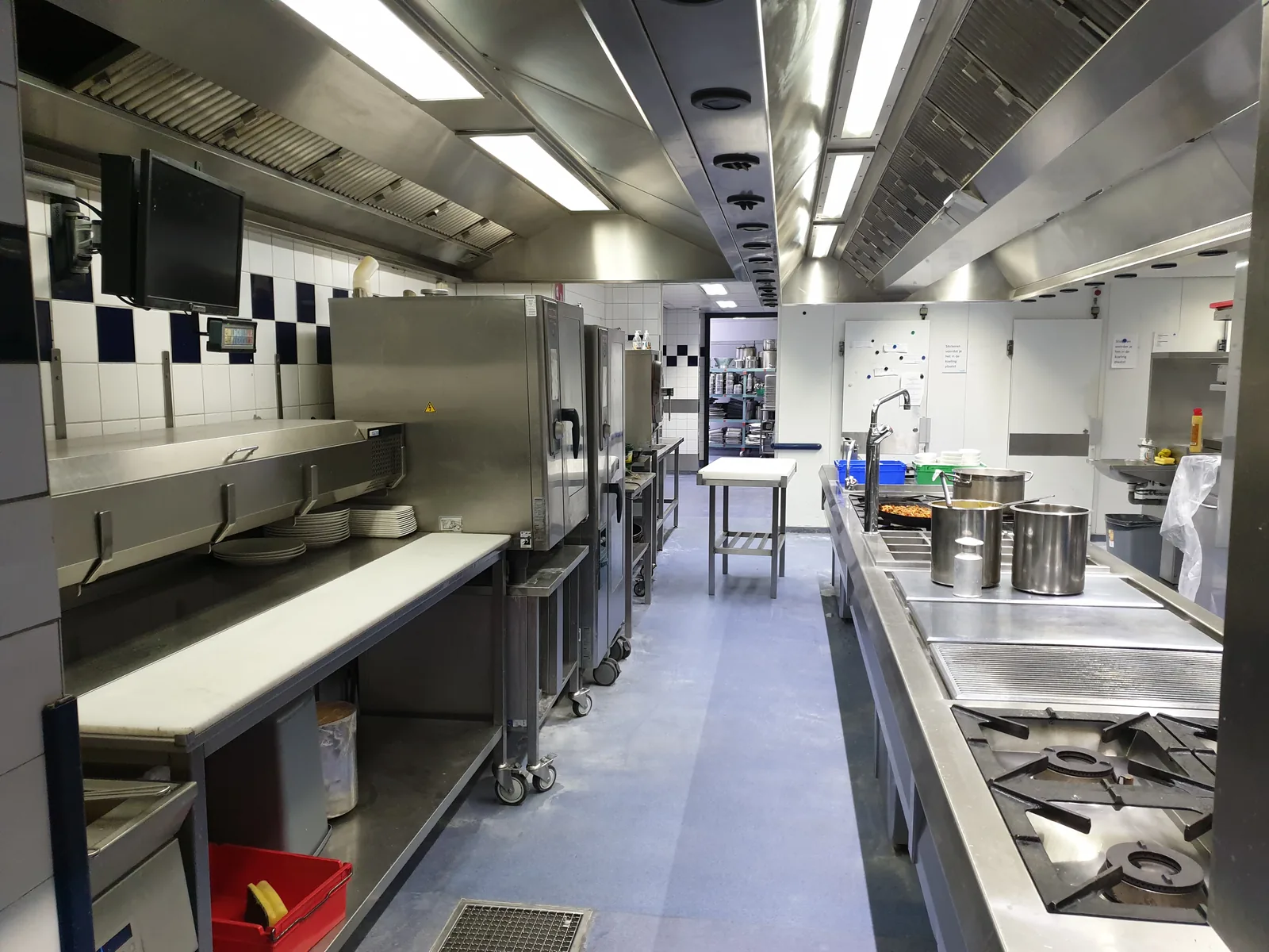 Completec qcf kwartsvloer in de grootkeuken van van der valk breda, detail 1