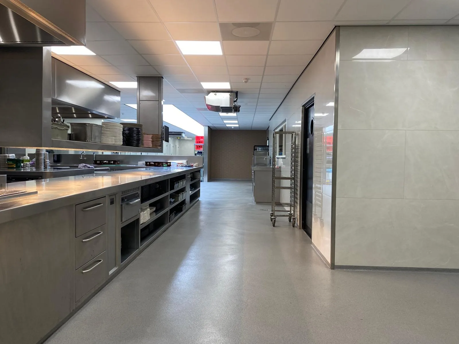 Completec qcf kwartsvloer in de keuken van van der valk groningen zuidbroek, detail 1