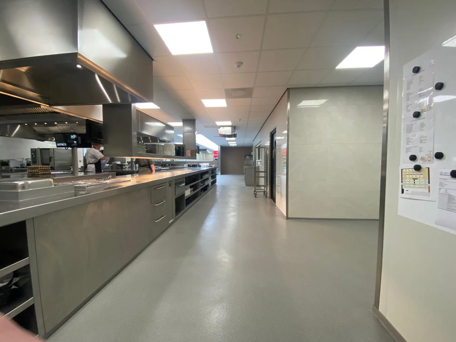 Completec qcf kwartsvloer in de keuken van van der valk groningen zuidbroek, detail 2