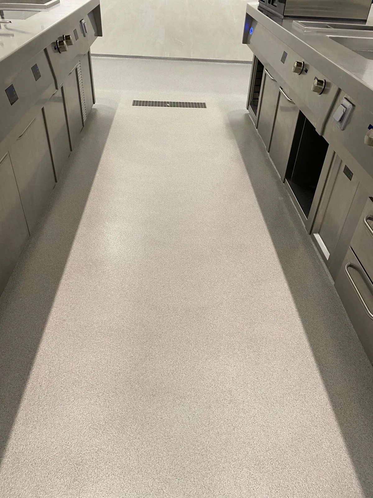 Completec qcf kwartsvloer in de keuken van van der valk groningen zuidbroek, detail 4