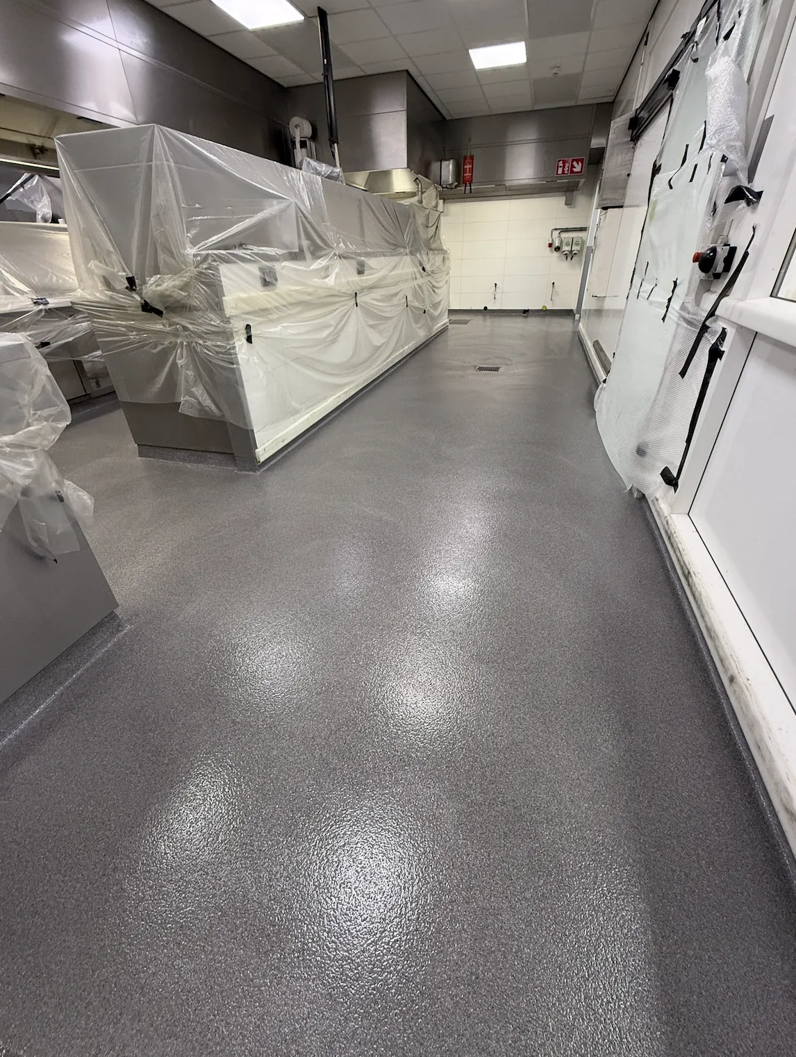 Comforcon QCF antislipvloer in de grootkeuken van Van der Valk Schiphol A4