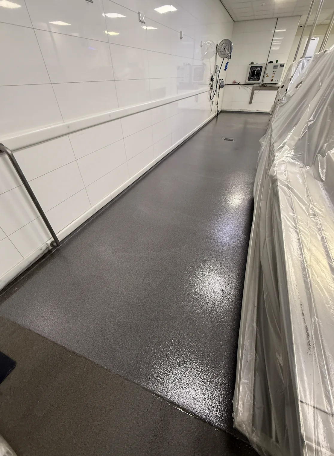 Comforcon QCF antislipvloer in de grootkeuken van Van der Valk Schiphol A4, detail 1