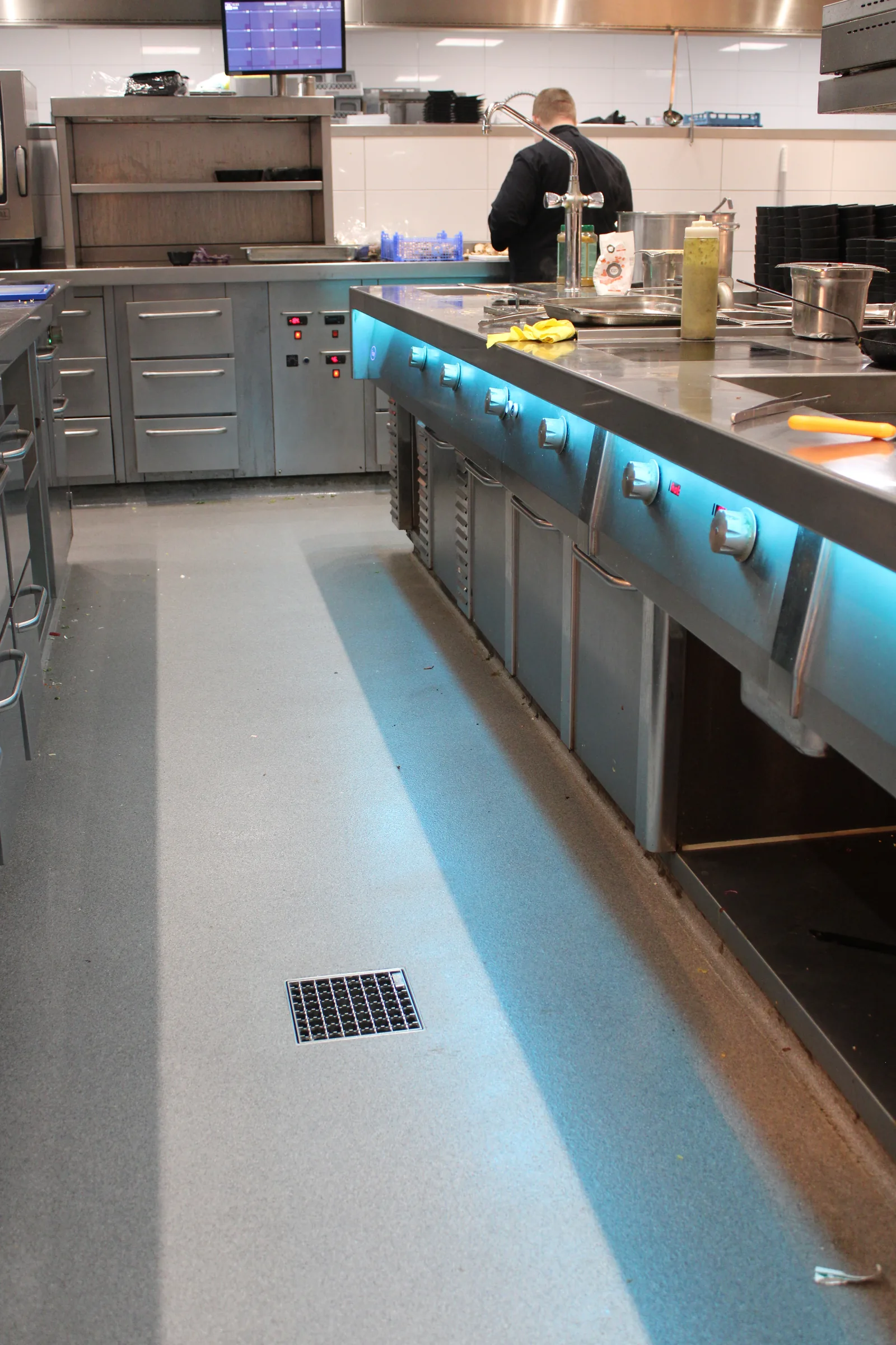 Completec QCF antislipvloer in de keuken van Van der Valk Vianen, detail 1