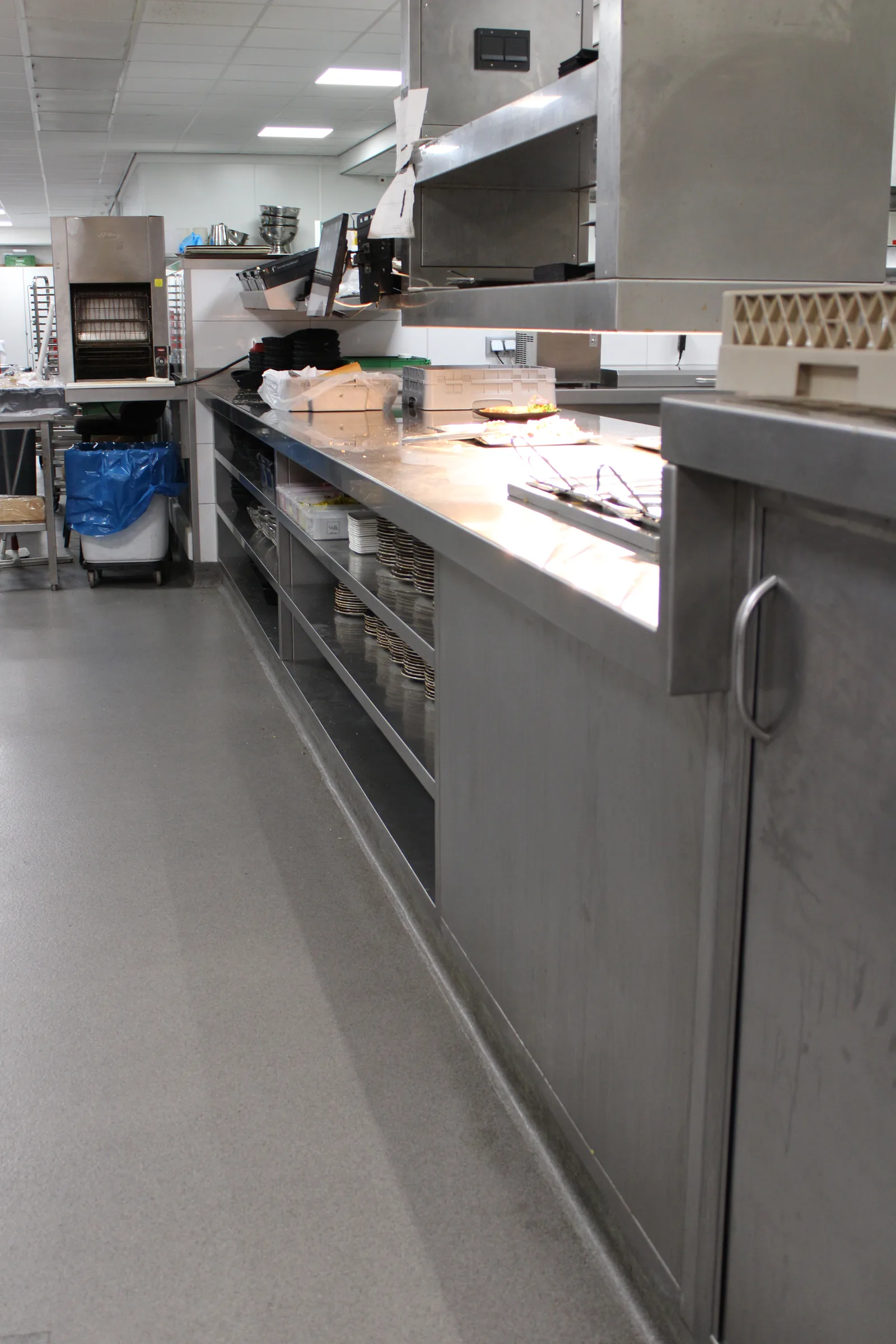 Completec QCF antislipvloer in de keuken van Van der Valk Vianen, detail 2