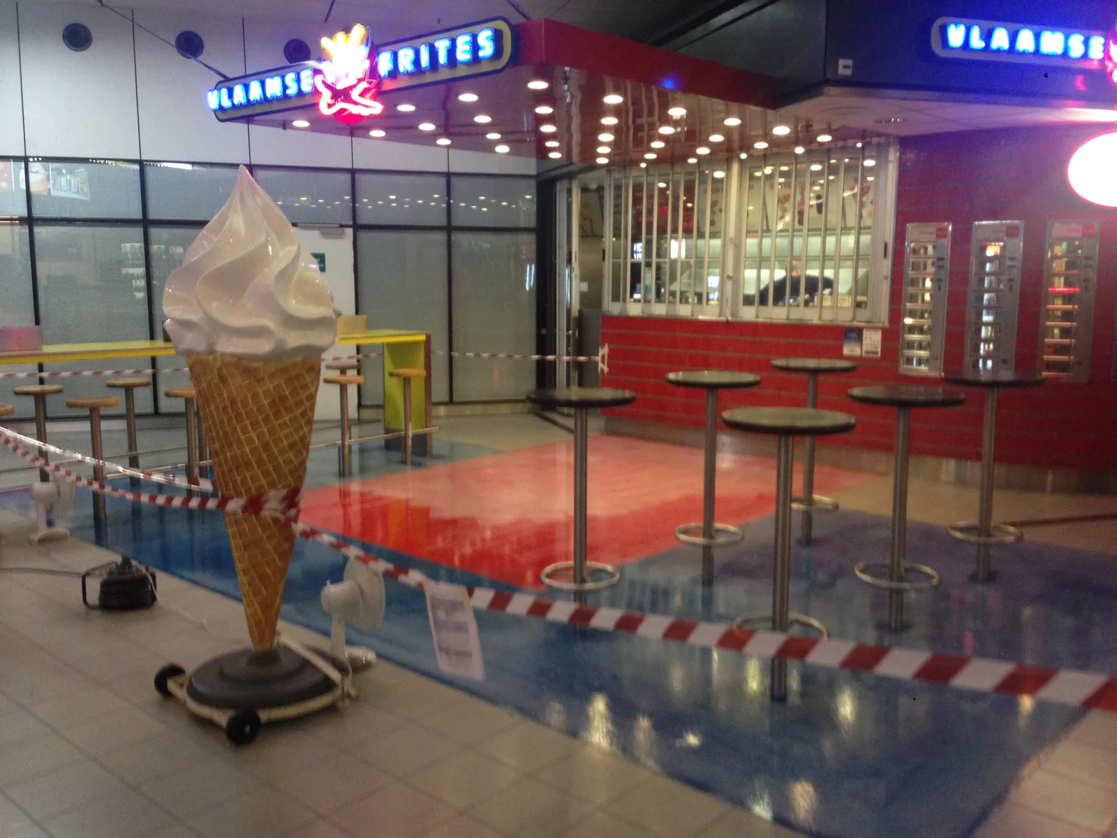Rood-blauwe comforpur 660 uni gietvloer bij vlaamse friet op schiphol