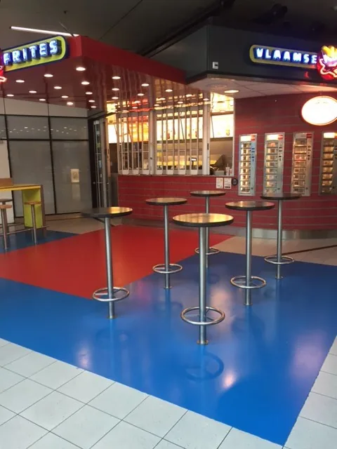 Rood-blauwe comforpur 660 uni gietvloer bij vlaamse friet op schiphol, detail 2