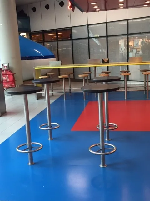 Rood-blauwe comforpur 660 uni gietvloer bij vlaamse friet op schiphol, detail 3