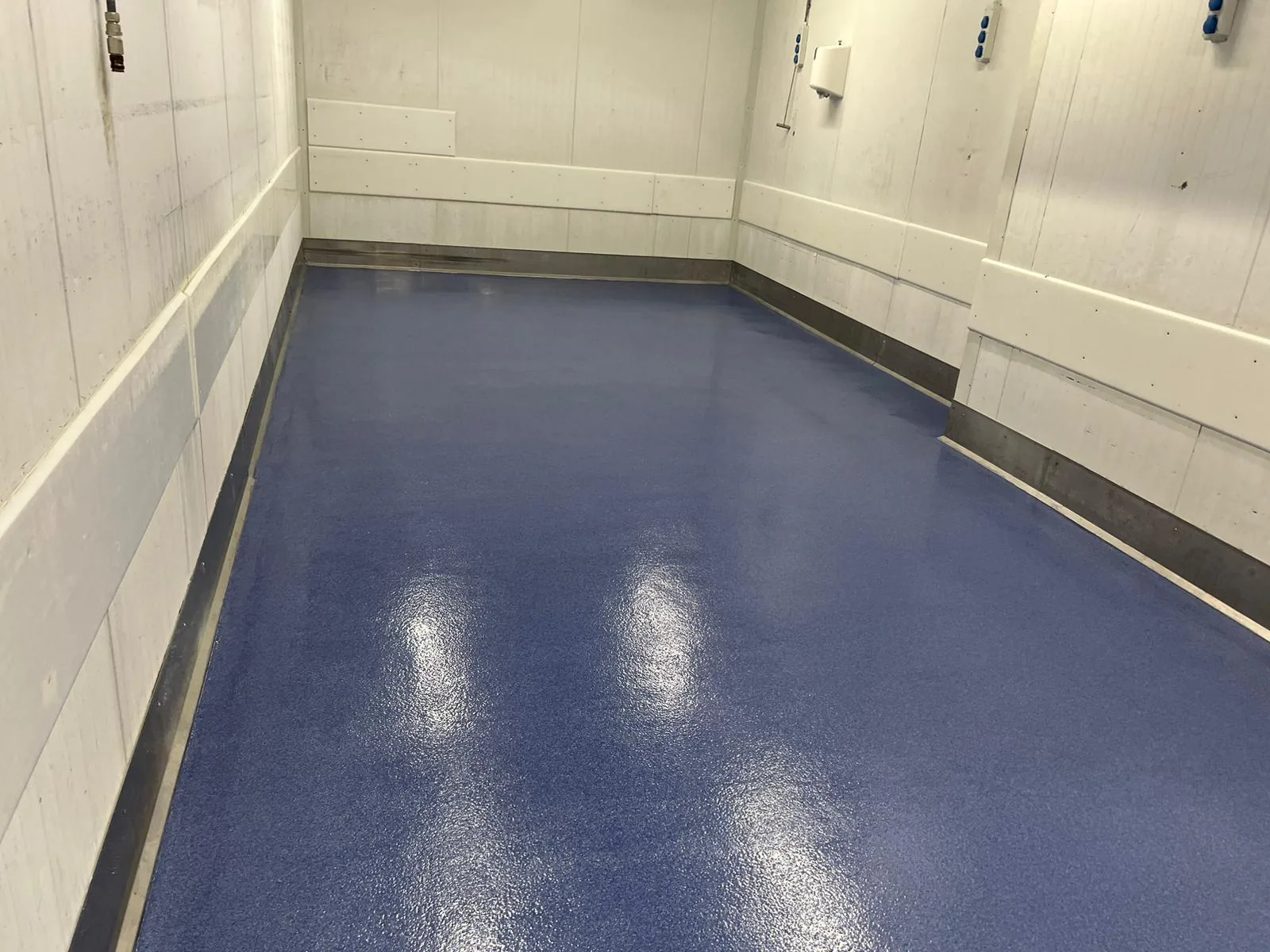 Blauwe Comforcon QCF en Ucrete BC4 antislipvloer bij een vleesverwerker