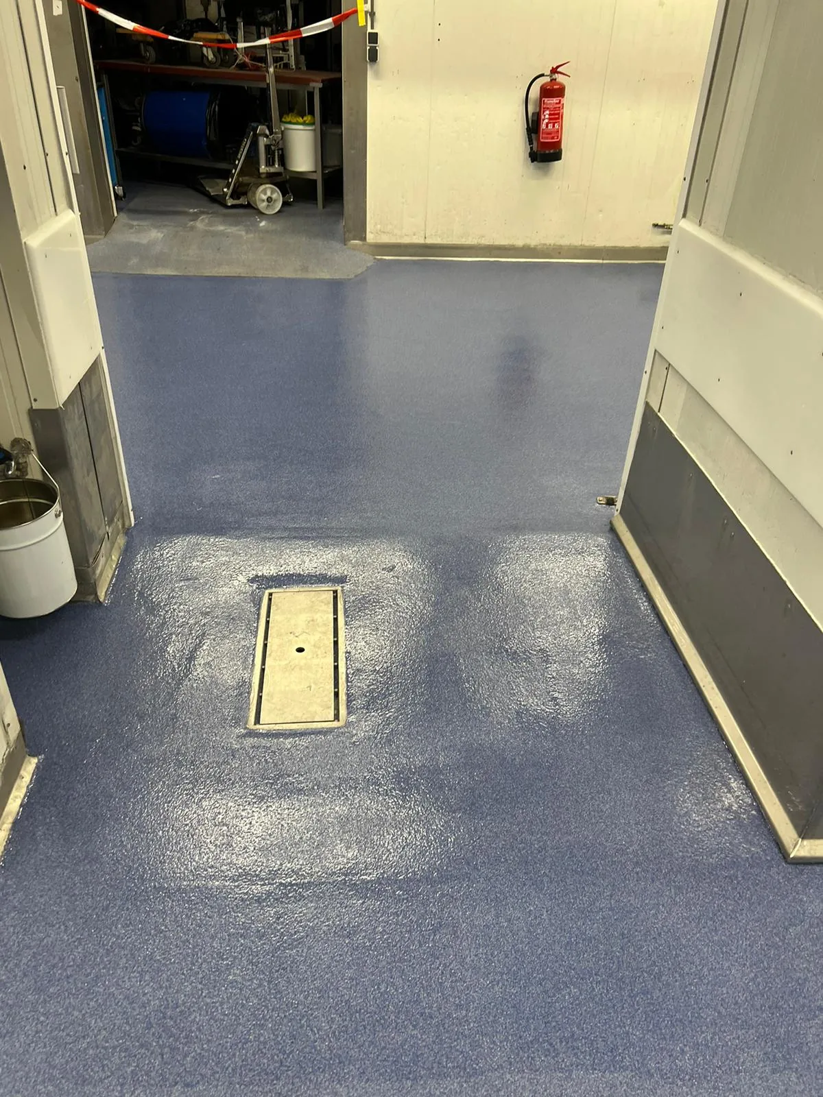 Blauwe Comforcon QCF en Ucrete BC4 antislipvloer bij een vleesverwerker, detail 1