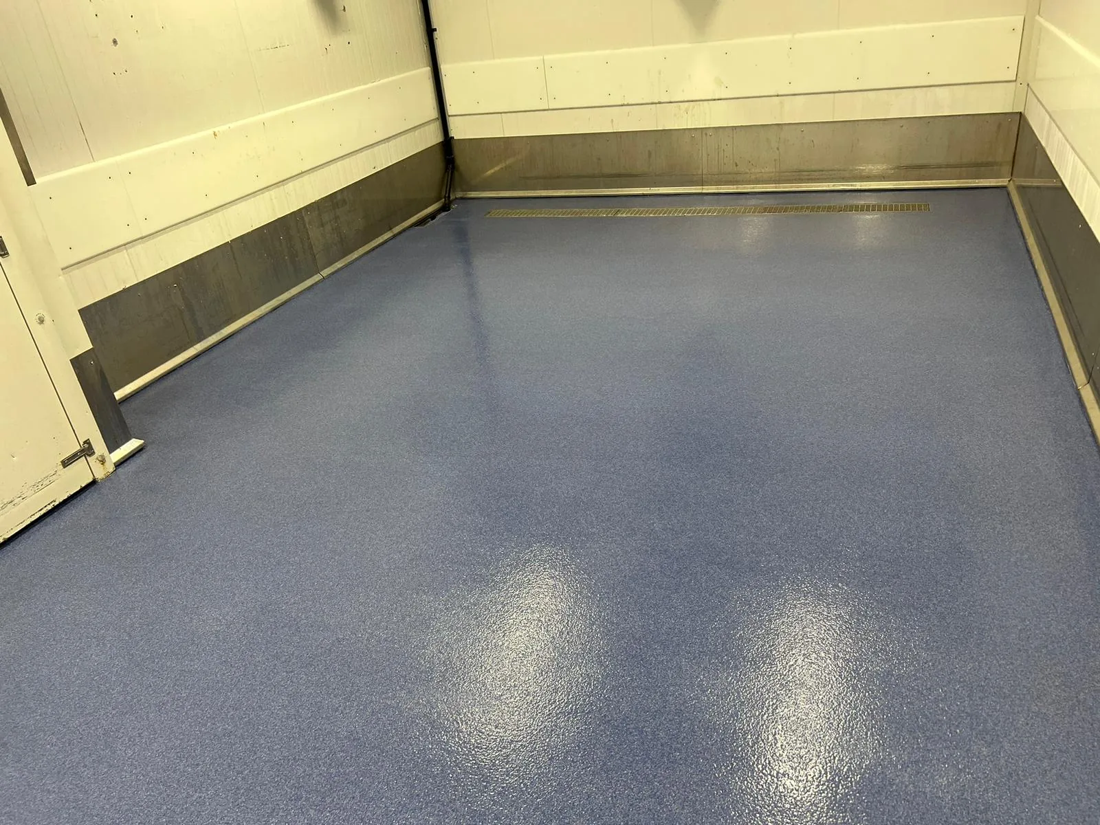 Blauwe Comforcon QCF en Ucrete BC4 antislipvloer bij een vleesverwerker, detail 2