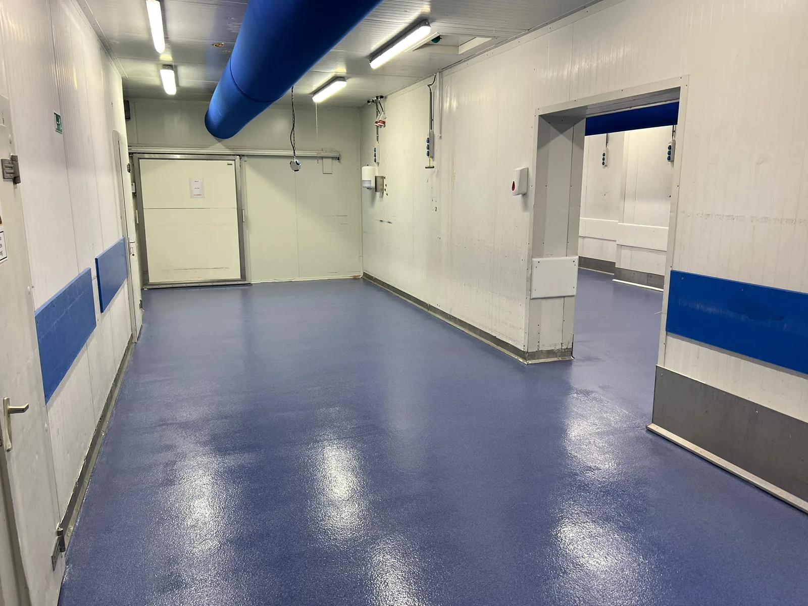 Blauwe Comforcon QCF en Ucrete BC4 antislipvloer bij een vleesverwerker, detail 4