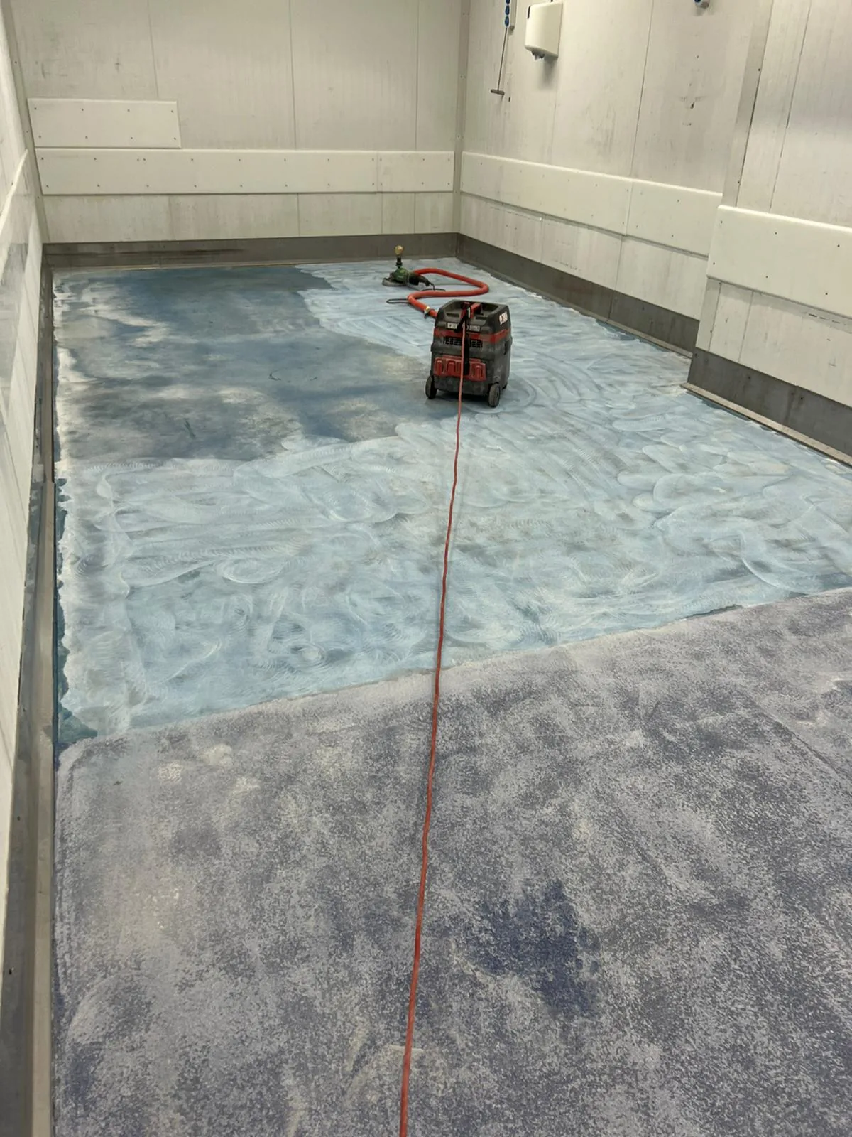 Blauwe Comforcon QCF en Ucrete BC4 antislipvloer bij een vleesverwerker, detail 5