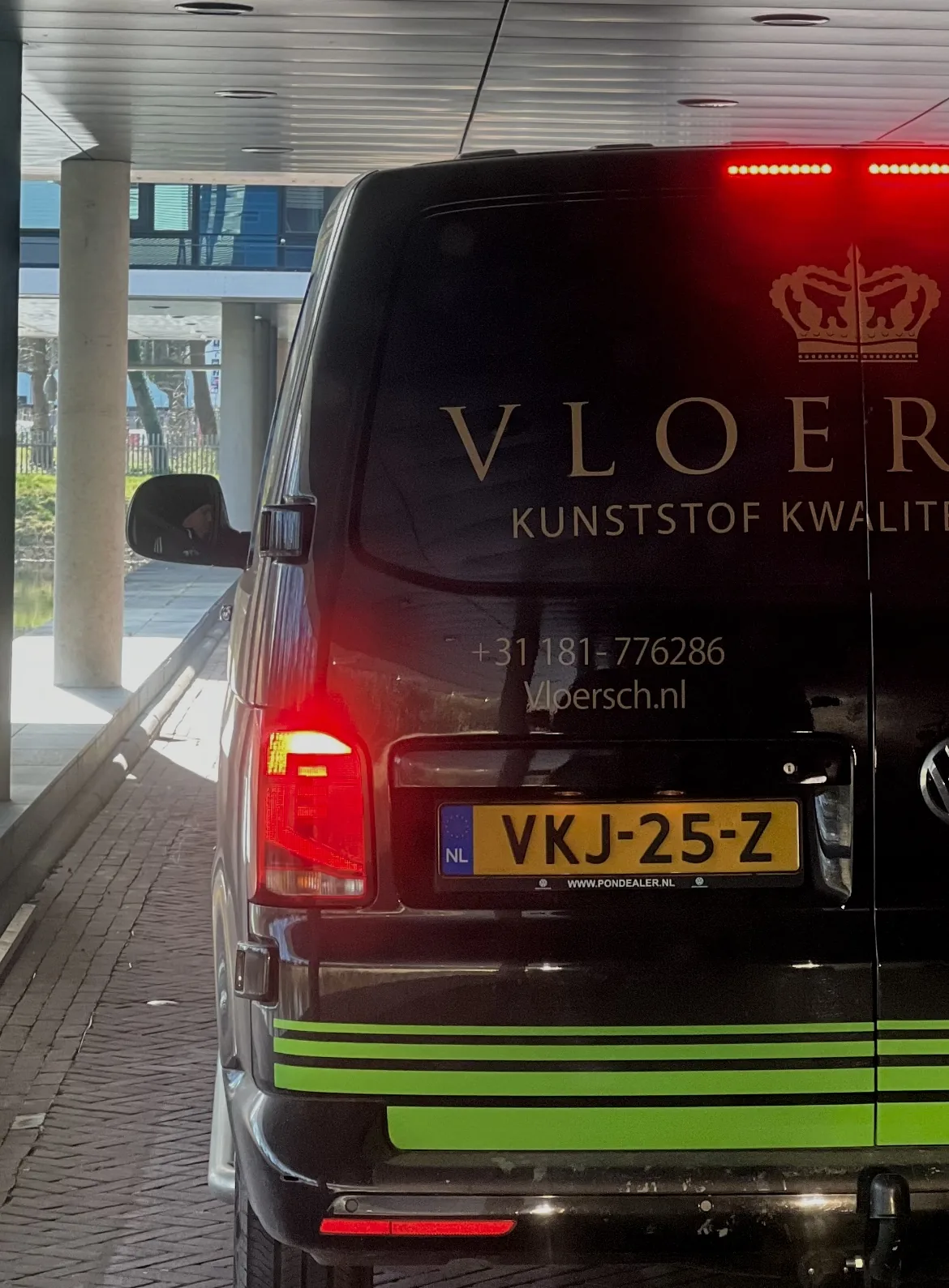 Achterzijde van de Vloersch bedrijfsbus