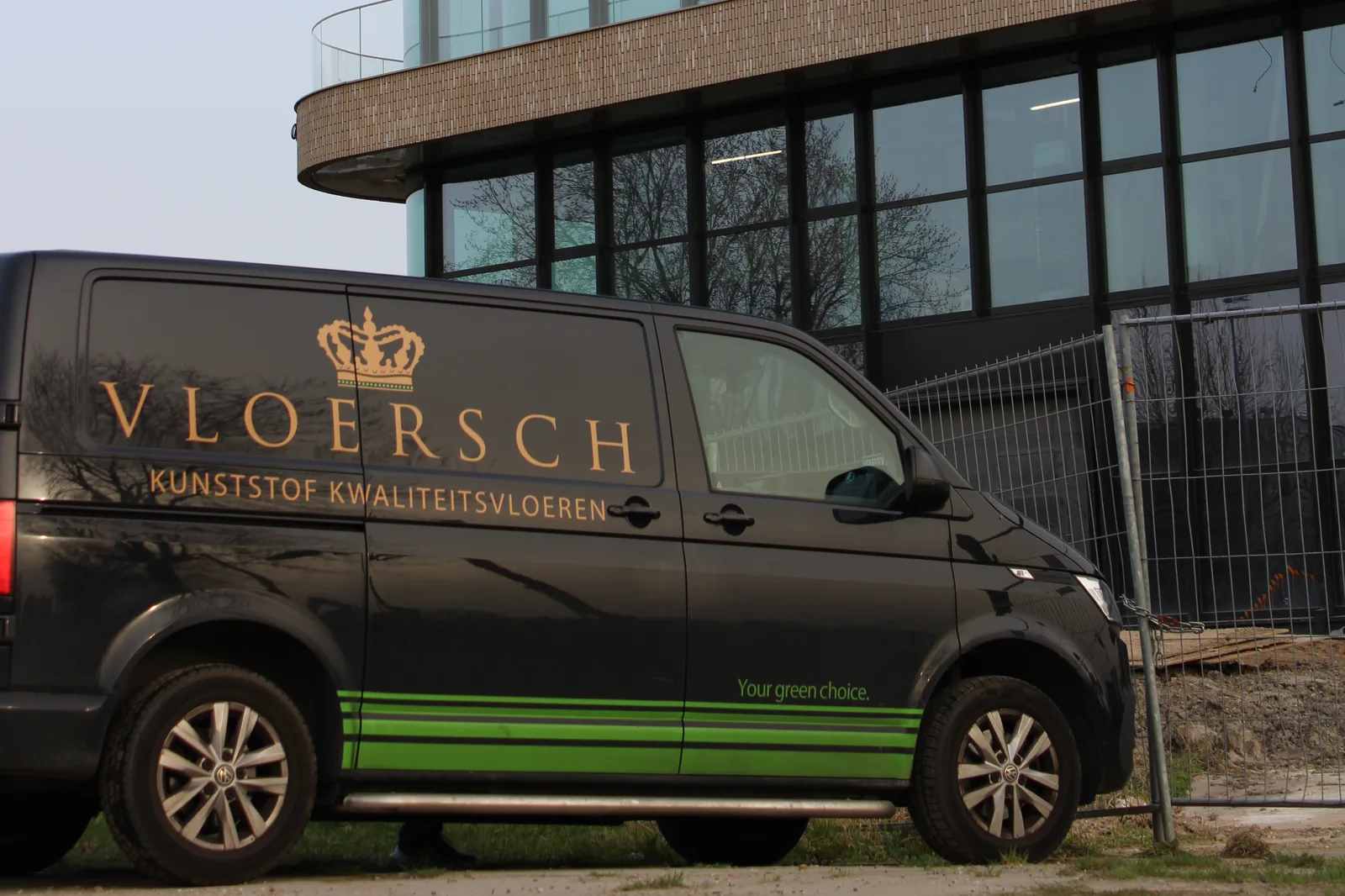 De Vloersch bedrijfsbus bij een kantoorgebouw