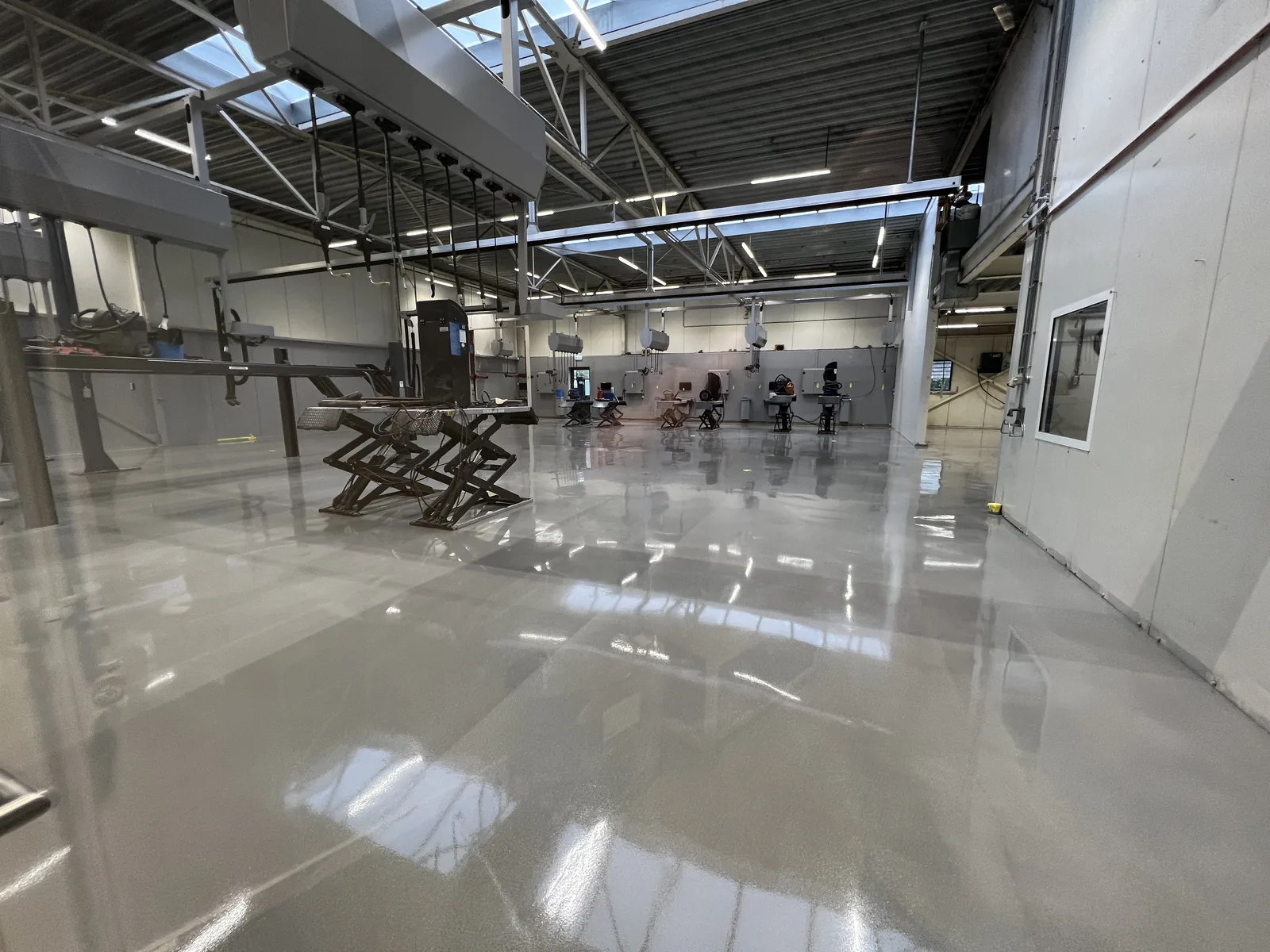 Comforpox 800 SL epoxy gietvloer in de werkplaats van de Volvo-garage in Zoetermeer, circa 700 m², detail 1